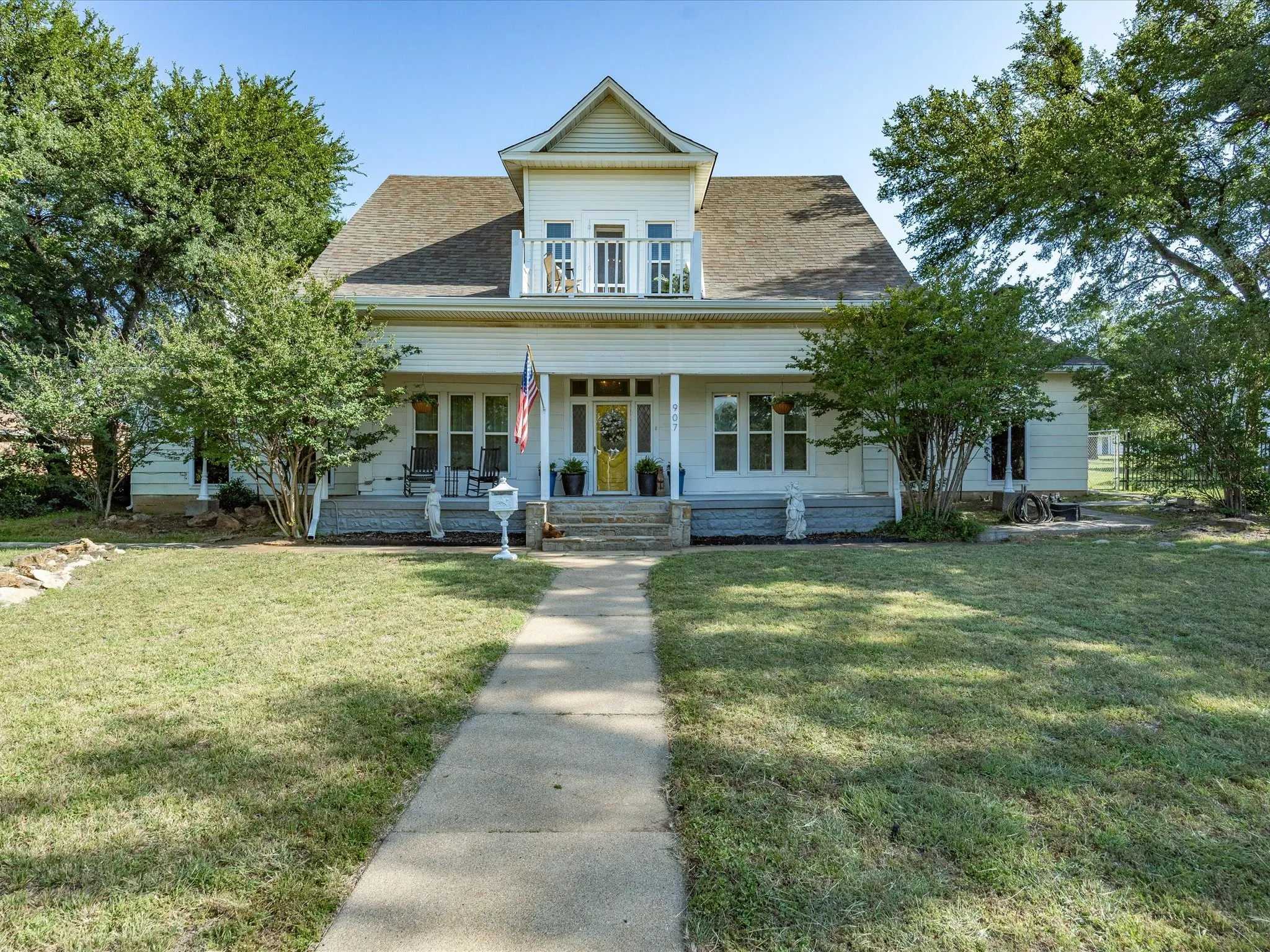Single Family Residence For Sale in Young County , 907 4th St, Graham, Texas 76450, 3 Bedroom, 3 Bathroom, 5 Garage spaces, 2,936 Sqft, built in 1940, mls#21280737, Real Estate Agent in Graham, Homes For Sale in Young county, Homes For Sale in Graham, Realtor in Graham Texas, Real Estate Brokerage Independent Realty Texas, Luminita Cordes Realtor