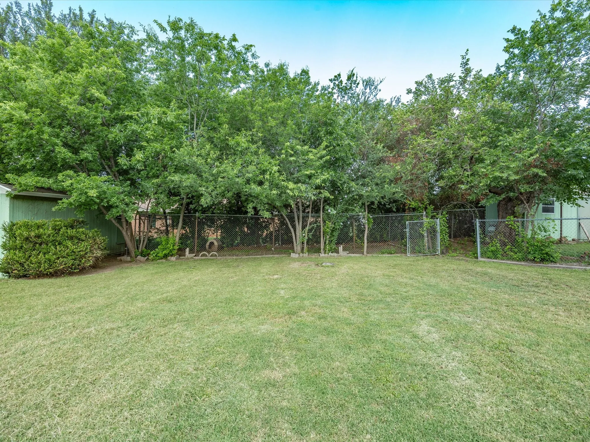 Single Family Residence For Sale in Young County , 907 4th St, Graham, Texas 76450, 3 Bedroom, 3 Bathroom, 5 Garage spaces, 2,936 Sqft, built in 1940, mls#21280737, Real Estate Agent in Graham, Homes For Sale in Young county, Homes For Sale in Graham, Realtor in Graham Texas, Real Estate Brokerage Independent Realty Texas, Luminita Cordes Realtor