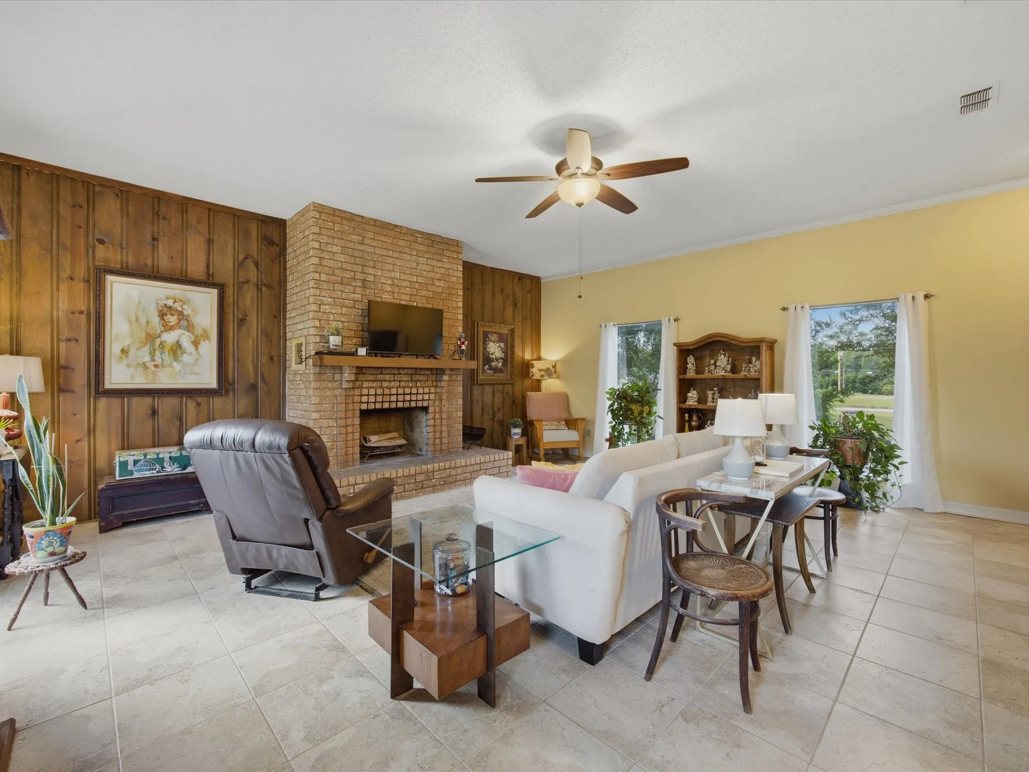 Single Family Residence For Sale in Young County , 907 4th St, Graham, Texas 76450, 3 Bedroom, 3 Bathroom, 5 Garage spaces, 2,936 Sqft, built in 1940, mls#21280737, Real Estate Agent in Graham, Homes For Sale in Young county, Homes For Sale in Graham, Realtor in Graham Texas, Real Estate Brokerage Independent Realty Texas, Luminita Cordes Realtor