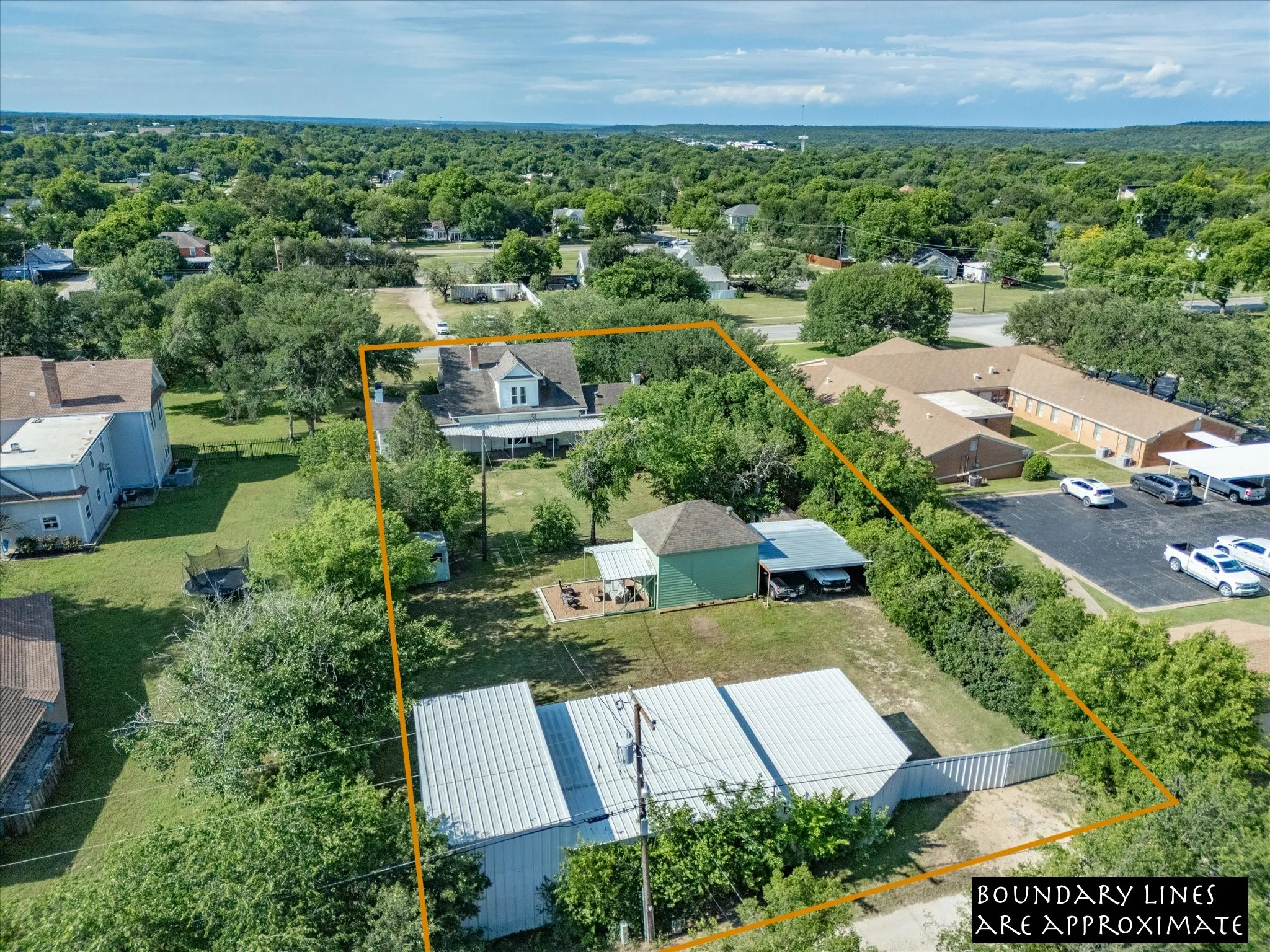 Single Family Residence For Sale in Young County , 907 4th St, Graham, Texas 76450, 3 Bedroom, 3 Bathroom, 5 Garage spaces, 2,936 Sqft, built in 1940, mls#21280737, Real Estate Agent in Graham, Homes For Sale in Young county, Homes For Sale in Graham, Realtor in Graham Texas, Real Estate Brokerage Independent Realty Texas, Luminita Cordes Realtor
