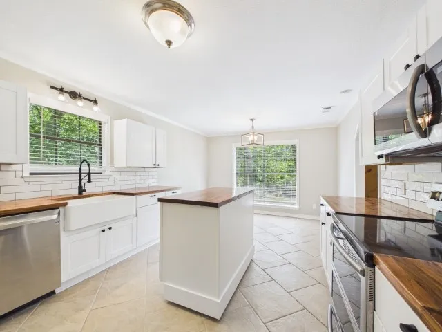 Single Family Residence For Sale in Henderson County , 1406 Loma Linda Drive, Athens, Texas 75752, 3 Bedroom, 2 Bathroom, 2 Garage spaces, 1,742 Sqft, built in 1979, mls#21283535, Real Estate Agent in Athens, Homes For Sale in Henderson county, Homes For Sale in Athens, Realtor in Athens Texas, Real Estate Brokerage Independent Realty Texas, Luminita Cordes Realtor