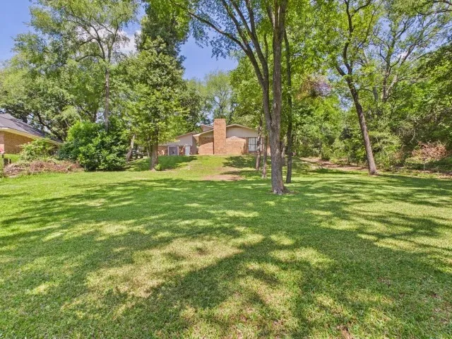 Single Family Residence For Sale in Henderson County , 1406 Loma Linda Drive, Athens, Texas 75752, 3 Bedroom, 2 Bathroom, 2 Garage spaces, 1,742 Sqft, built in 1979, mls#21283535, Real Estate Agent in Athens, Homes For Sale in Henderson county, Homes For Sale in Athens, Realtor in Athens Texas, Real Estate Brokerage Independent Realty Texas, Luminita Cordes Realtor