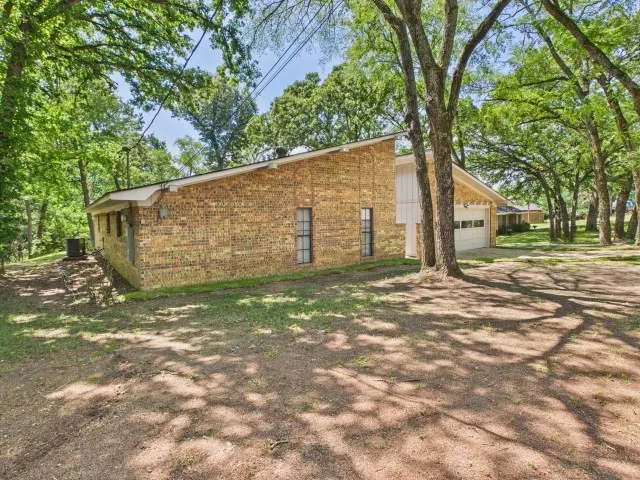 Single Family Residence For Sale in Henderson County , 1406 Loma Linda Drive, Athens, Texas 75752, 3 Bedroom, 2 Bathroom, 2 Garage spaces, 1,742 Sqft, built in 1979, mls#21283535, Real Estate Agent in Athens, Homes For Sale in Henderson county, Homes For Sale in Athens, Realtor in Athens Texas, Real Estate Brokerage Independent Realty Texas, Luminita Cordes Realtor
