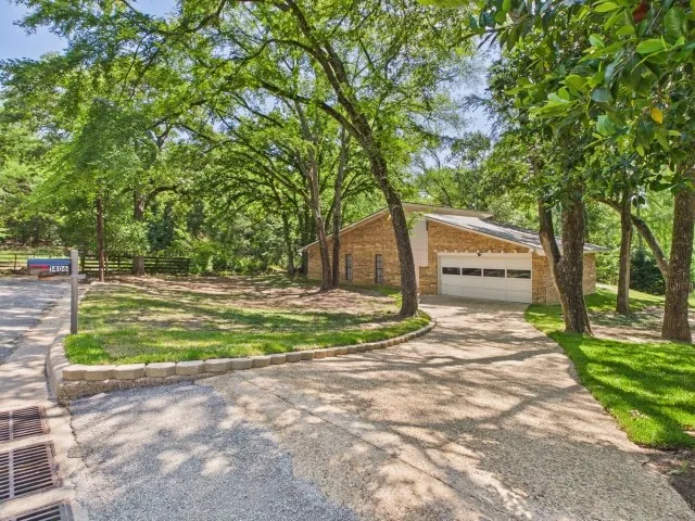 Single Family Residence For Sale in Henderson County , 1406 Loma Linda Drive, Athens, Texas 75752, 3 Bedroom, 2 Bathroom, 2 Garage spaces, 1,742 Sqft, built in 1979, mls#21283535, Real Estate Agent in Athens, Homes For Sale in Henderson county, Homes For Sale in Athens, Realtor in Athens Texas, Real Estate Brokerage Independent Realty Texas, Luminita Cordes Realtor