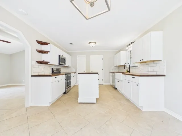 Single Family Residence For Sale in Henderson County , 1406 Loma Linda Drive, Athens, Texas 75752, 3 Bedroom, 2 Bathroom, 2 Garage spaces, 1,742 Sqft, built in 1979, mls#21283535, Real Estate Agent in Athens, Homes For Sale in Henderson county, Homes For Sale in Athens, Realtor in Athens Texas, Real Estate Brokerage Independent Realty Texas, Luminita Cordes Realtor