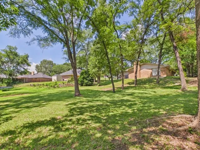 Single Family Residence For Sale in Henderson County , 1406 Loma Linda Drive, Athens, Texas 75752, 3 Bedroom, 2 Bathroom, 2 Garage spaces, 1,742 Sqft, built in 1979, mls#21283535, Real Estate Agent in Athens, Homes For Sale in Henderson county, Homes For Sale in Athens, Realtor in Athens Texas, Real Estate Brokerage Independent Realty Texas, Luminita Cordes Realtor