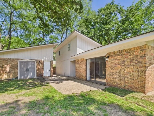 Single Family Residence For Sale in Henderson County , 1406 Loma Linda Drive, Athens, Texas 75752, 3 Bedroom, 2 Bathroom, 2 Garage spaces, 1,742 Sqft, built in 1979, mls#21283535, Real Estate Agent in Athens, Homes For Sale in Henderson county, Homes For Sale in Athens, Realtor in Athens Texas, Real Estate Brokerage Independent Realty Texas, Luminita Cordes Realtor