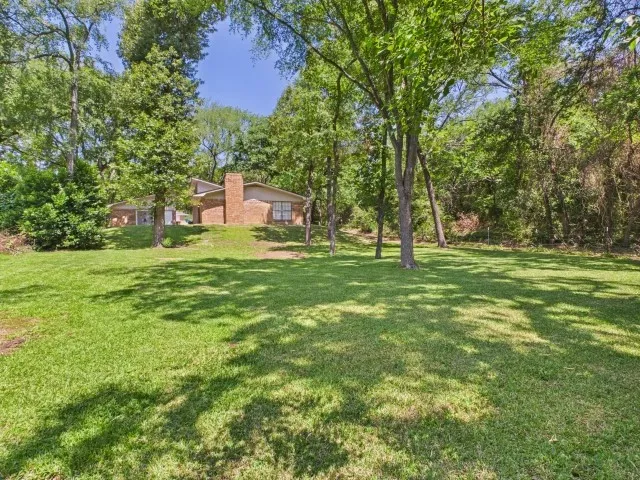 Single Family Residence For Sale in Henderson County , 1406 Loma Linda Drive, Athens, Texas 75752, 3 Bedroom, 2 Bathroom, 2 Garage spaces, 1,742 Sqft, built in 1979, mls#21283535, Real Estate Agent in Athens, Homes For Sale in Henderson county, Homes For Sale in Athens, Realtor in Athens Texas, Real Estate Brokerage Independent Realty Texas, Luminita Cordes Realtor