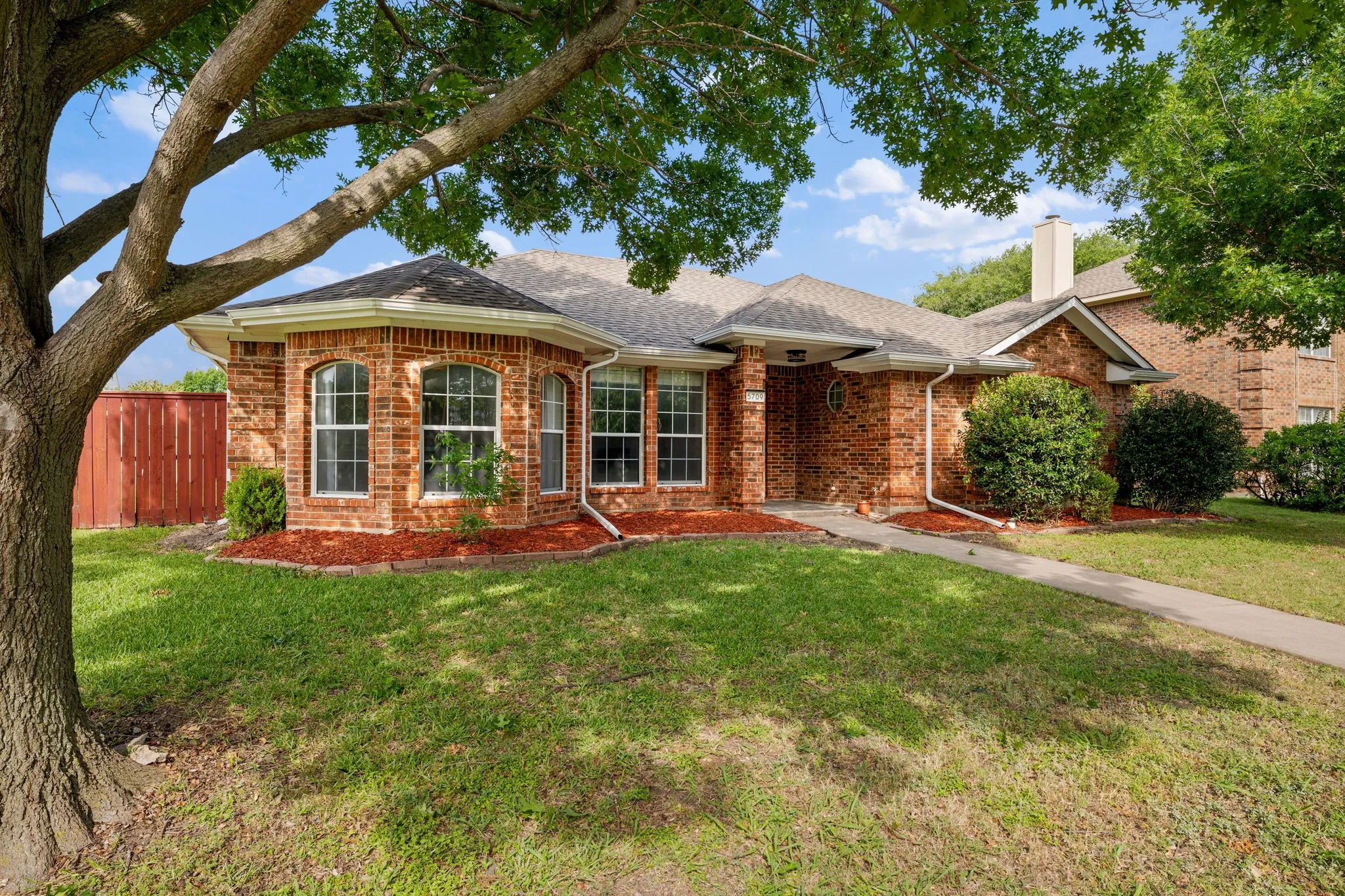 Single Family Residence For Sale in Dallas County , 5709 Eagle Drive, Rowlett, Texas 75088, 3 Bedroom, 2 Bathroom, 2 Garage spaces, 1,729 Sqft, built in 1991, mls#21277080, Real Estate Agent in Rowlett, Homes For Sale in Dallas county, Homes For Sale in Rowlett, Realtor in Rowlett Texas, Real Estate Brokerage Independent Realty Texas, Luminita Cordes Realtor