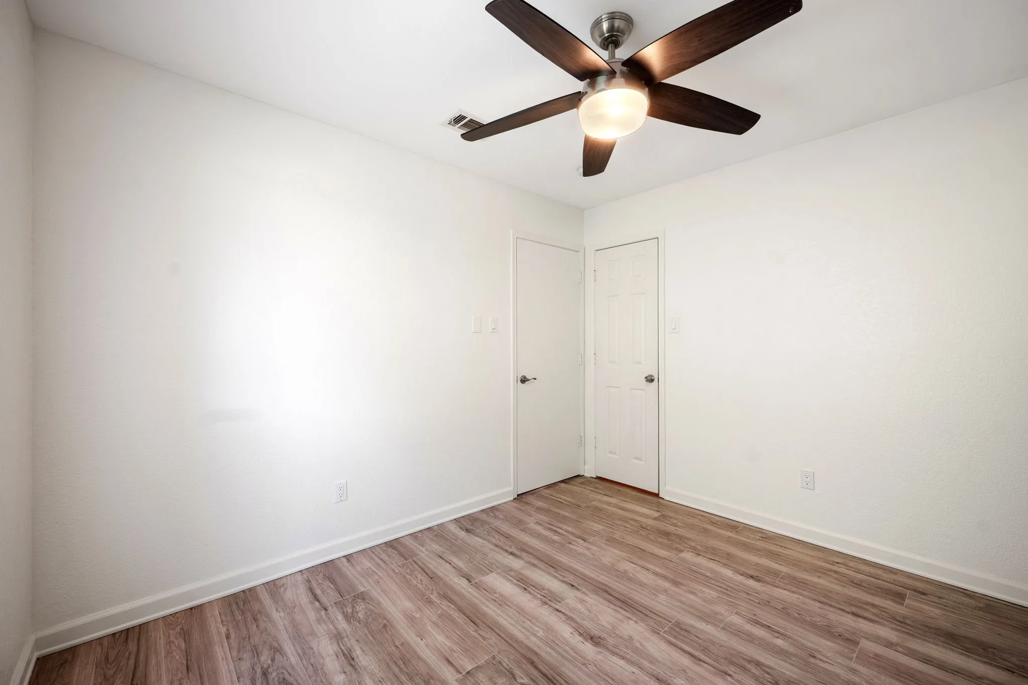 Single Family Residence For Sale in Dallas County , 5709 Eagle Drive, Rowlett, Texas 75088, 3 Bedroom, 2 Bathroom, 2 Garage spaces, 1,729 Sqft, built in 1991, mls#21277080, Real Estate Agent in Rowlett, Homes For Sale in Dallas county, Homes For Sale in Rowlett, Realtor in Rowlett Texas, Real Estate Brokerage Independent Realty Texas, Luminita Cordes Realtor