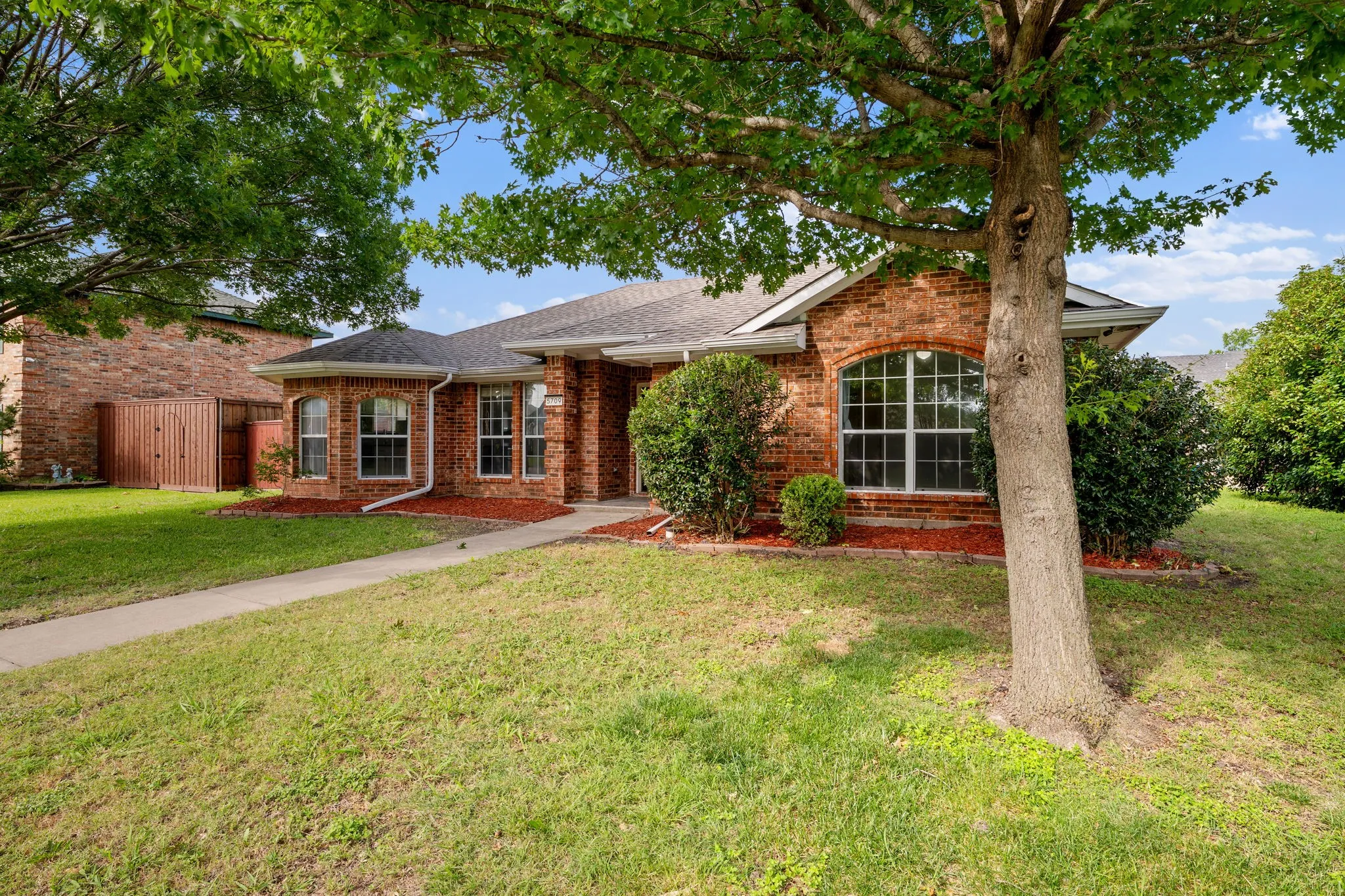 Single Family Residence For Sale in Dallas County , 5709 Eagle Drive, Rowlett, Texas 75088, 3 Bedroom, 2 Bathroom, 2 Garage spaces, 1,729 Sqft, built in 1991, mls#21277080, Real Estate Agent in Rowlett, Homes For Sale in Dallas county, Homes For Sale in Rowlett, Realtor in Rowlett Texas, Real Estate Brokerage Independent Realty Texas, Luminita Cordes Realtor