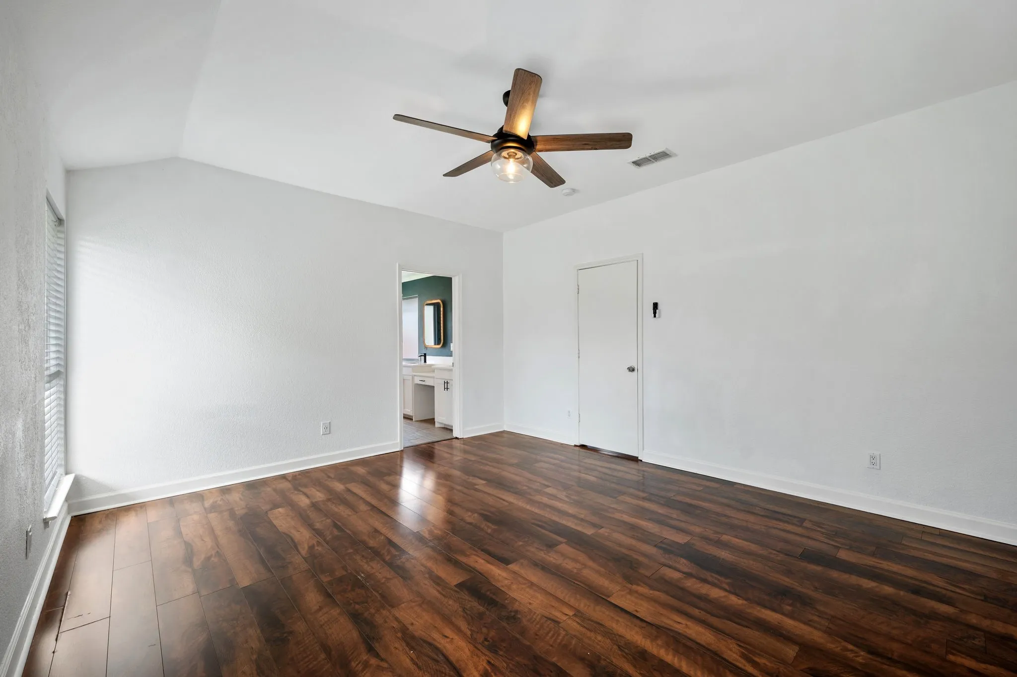 Single Family Residence For Sale in Dallas County , 5709 Eagle Drive, Rowlett, Texas 75088, 3 Bedroom, 2 Bathroom, 2 Garage spaces, 1,729 Sqft, built in 1991, mls#21277080, Real Estate Agent in Rowlett, Homes For Sale in Dallas county, Homes For Sale in Rowlett, Realtor in Rowlett Texas, Real Estate Brokerage Independent Realty Texas, Luminita Cordes Realtor