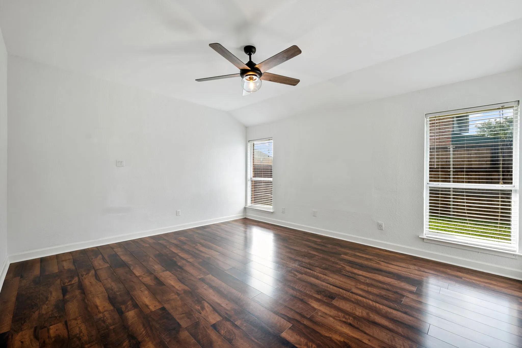 Single Family Residence For Sale in Dallas County , 5709 Eagle Drive, Rowlett, Texas 75088, 3 Bedroom, 2 Bathroom, 2 Garage spaces, 1,729 Sqft, built in 1991, mls#21277080, Real Estate Agent in Rowlett, Homes For Sale in Dallas county, Homes For Sale in Rowlett, Realtor in Rowlett Texas, Real Estate Brokerage Independent Realty Texas, Luminita Cordes Realtor