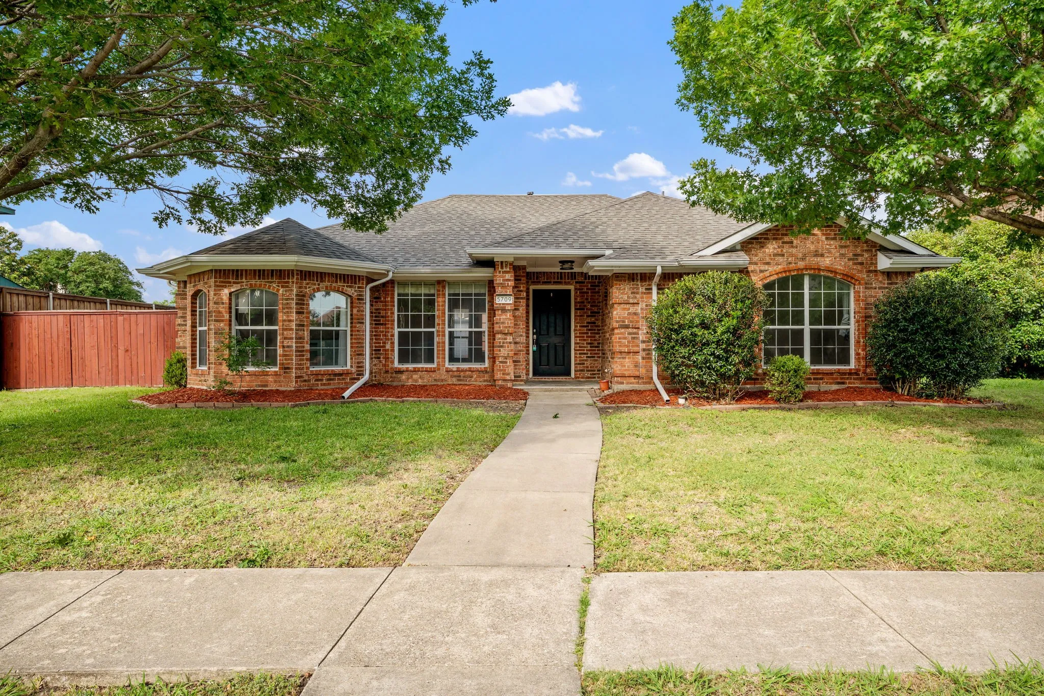 Single Family Residence For Sale in Dallas County , 5709 Eagle Drive, Rowlett, Texas 75088, 3 Bedroom, 2 Bathroom, 2 Garage spaces, 1,729 Sqft, built in 1991, mls#21277080, Real Estate Agent in Rowlett, Homes For Sale in Dallas county, Homes For Sale in Rowlett, Realtor in Rowlett Texas, Real Estate Brokerage Independent Realty Texas, Luminita Cordes Realtor