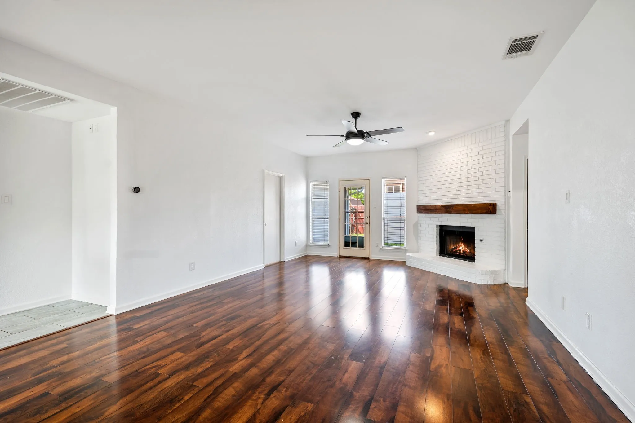 Single Family Residence For Sale in Dallas County , 5709 Eagle Drive, Rowlett, Texas 75088, 3 Bedroom, 2 Bathroom, 2 Garage spaces, 1,729 Sqft, built in 1991, mls#21277080, Real Estate Agent in Rowlett, Homes For Sale in Dallas county, Homes For Sale in Rowlett, Realtor in Rowlett Texas, Real Estate Brokerage Independent Realty Texas, Luminita Cordes Realtor