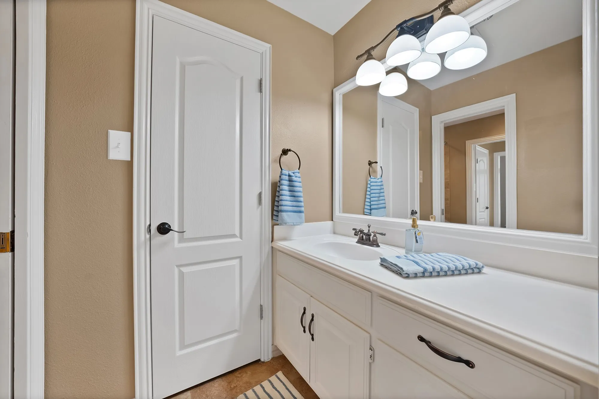 Upstairs Jack/Jill Bath