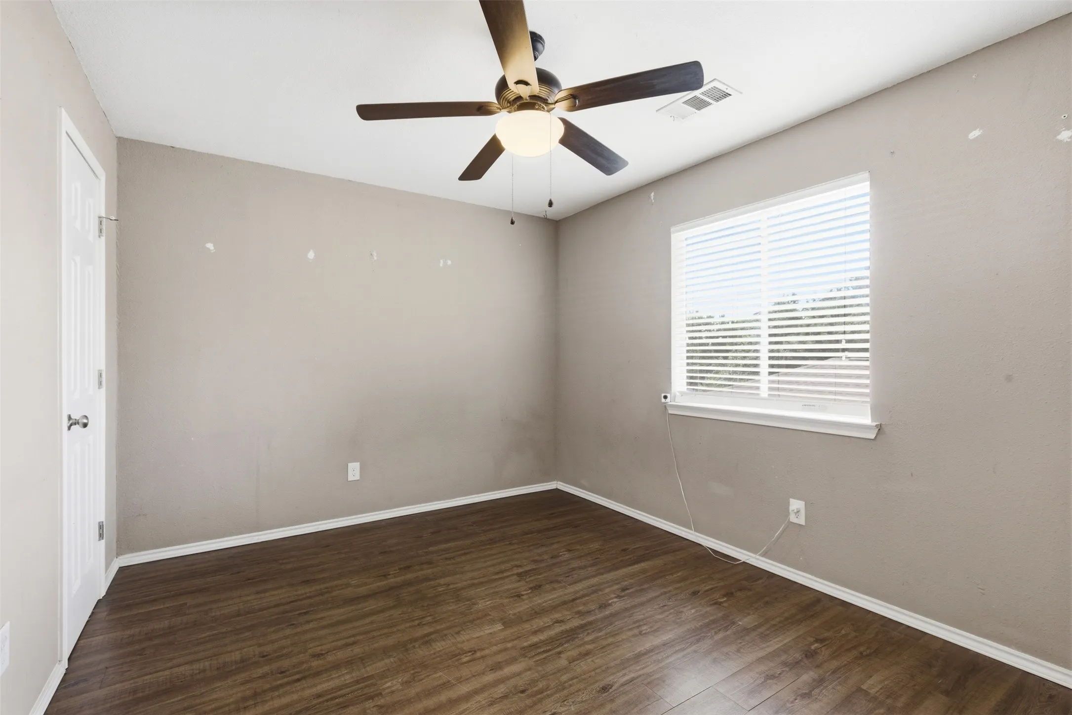 Single Family Residence For Sale in Denton County , 2313 Southway, Denton, Texas 76207, 4 Bedroom, 3 Bathroom, 2 Garage spaces, 1,585 Sqft, built in 2000, mls#21283570, Real Estate Agent in Denton, Homes For Sale in Denton county, Homes For Sale in Denton, Realtor in Denton Texas, Real Estate Brokerage Independent Realty Texas, Luminita Cordes Realtor