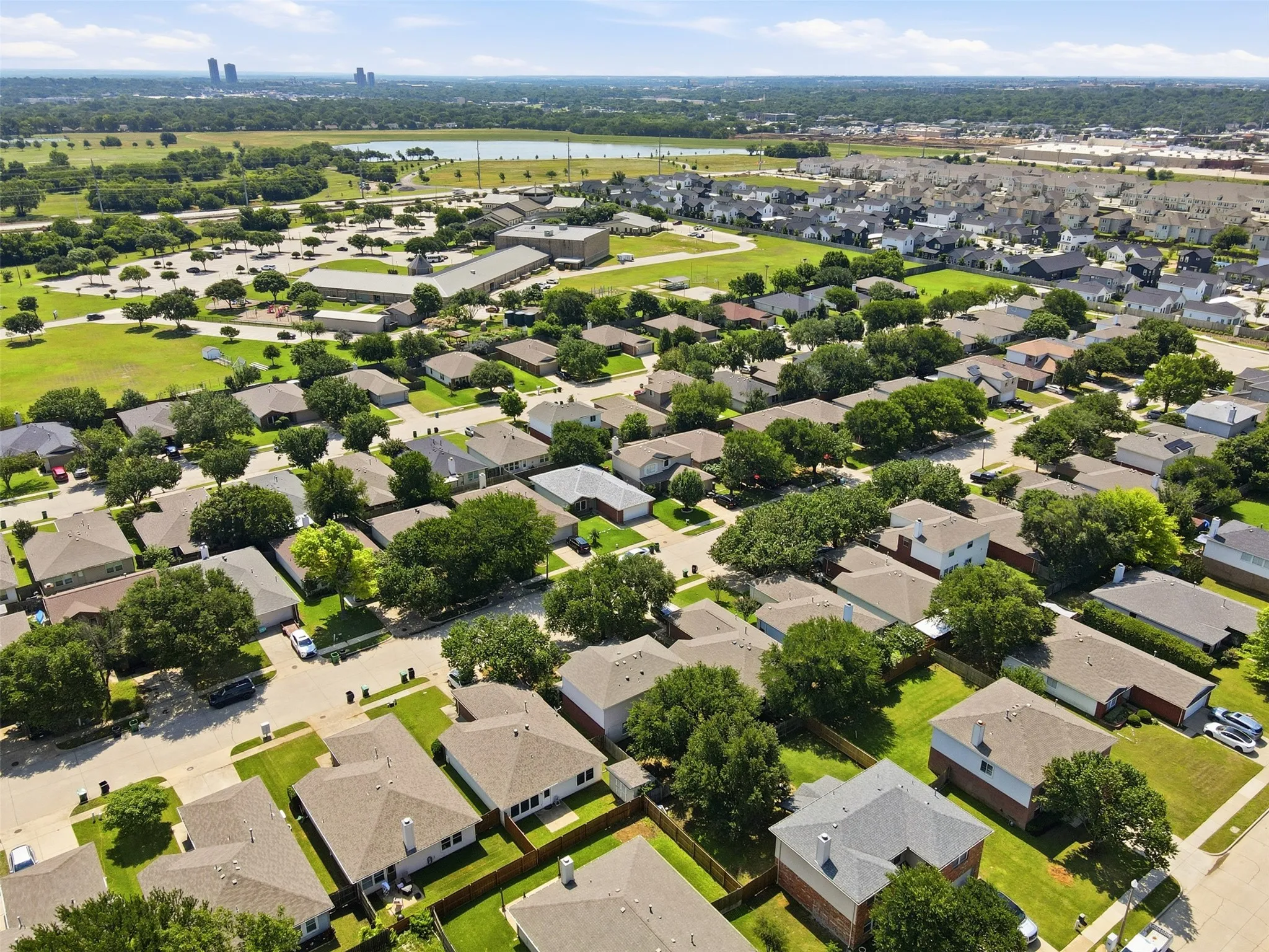 Single Family Residence For Sale in Denton County , 2313 Southway, Denton, Texas 76207, 4 Bedroom, 3 Bathroom, 2 Garage spaces, 1,585 Sqft, built in 2000, mls#21283570, Real Estate Agent in Denton, Homes For Sale in Denton county, Homes For Sale in Denton, Realtor in Denton Texas, Real Estate Brokerage Independent Realty Texas, Luminita Cordes Realtor
