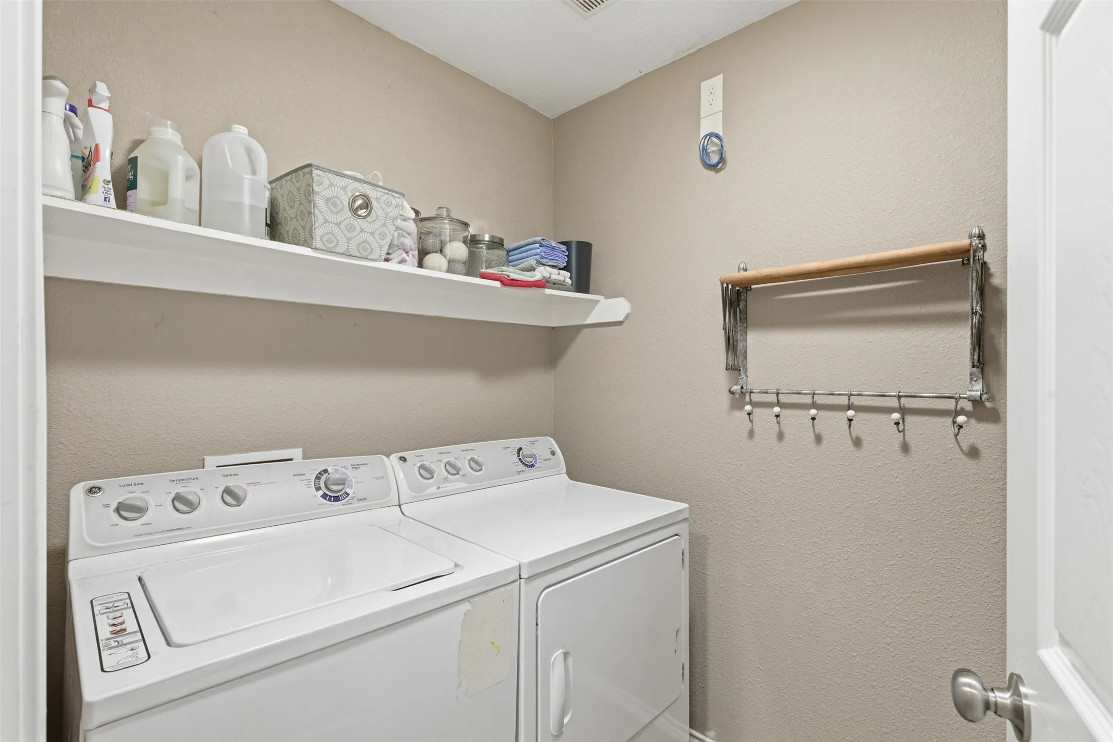 Single Family Residence For Sale in Denton County , 2313 Southway, Denton, Texas 76207, 4 Bedroom, 3 Bathroom, 2 Garage spaces, 1,585 Sqft, built in 2000, mls#21283570, Real Estate Agent in Denton, Homes For Sale in Denton county, Homes For Sale in Denton, Realtor in Denton Texas, Real Estate Brokerage Independent Realty Texas, Luminita Cordes Realtor