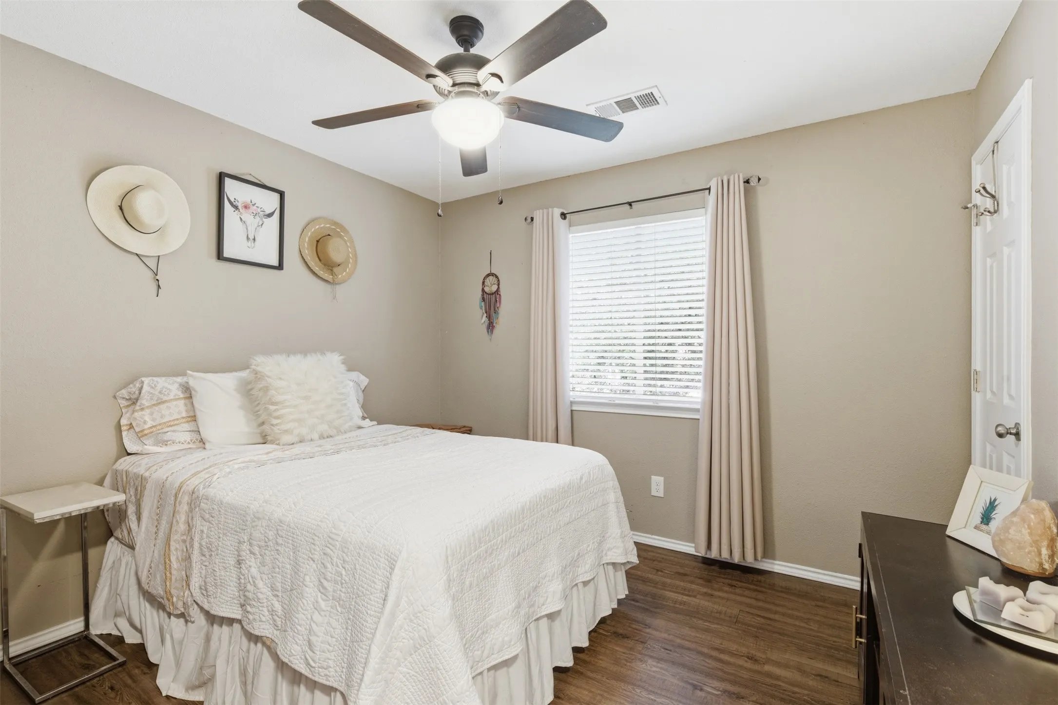 Single Family Residence For Sale in Denton County , 2313 Southway, Denton, Texas 76207, 4 Bedroom, 3 Bathroom, 2 Garage spaces, 1,585 Sqft, built in 2000, mls#21283570, Real Estate Agent in Denton, Homes For Sale in Denton county, Homes For Sale in Denton, Realtor in Denton Texas, Real Estate Brokerage Independent Realty Texas, Luminita Cordes Realtor
