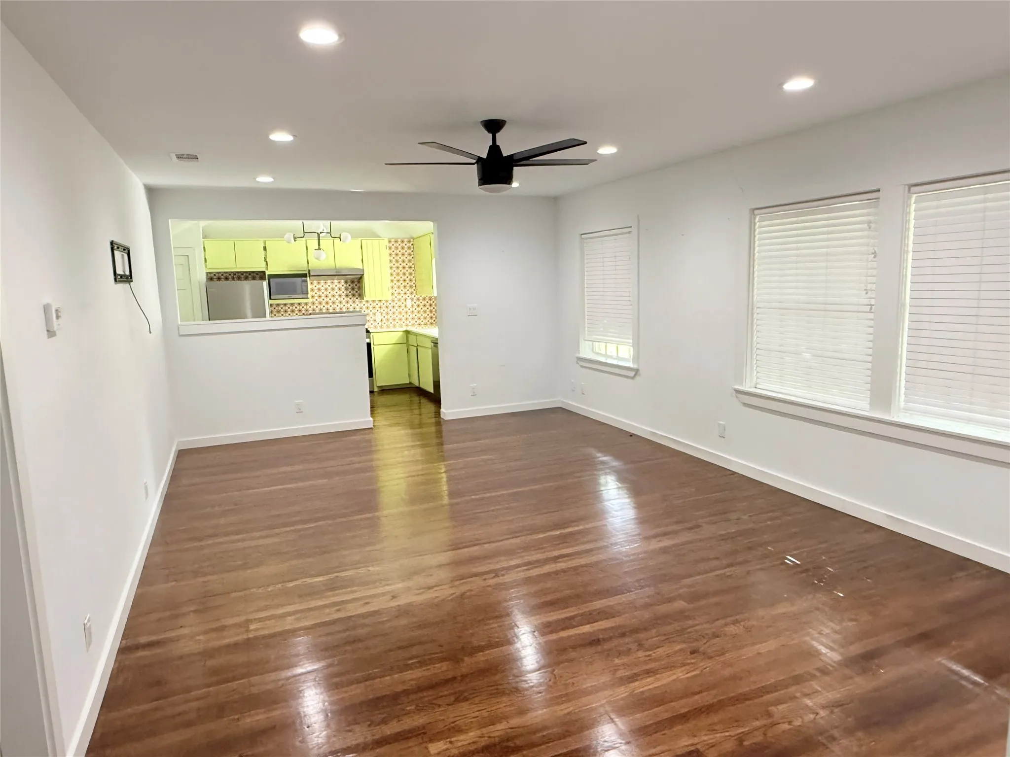 Single Family Residence For Sale in Brown County , 1106 Morris Street, Brownwood, Texas 76801, 3 Bedroom, 1 Bathroom, 1 Garage spaces, 1,146 Sqft, built in 1940, mls#21283577, Real Estate Agent in Brownwood, Homes For Sale in Brown county, Homes For Sale in Brownwood, Realtor in Brownwood Texas, Real Estate Brokerage Independent Realty Texas, Luminita Cordes Realtor