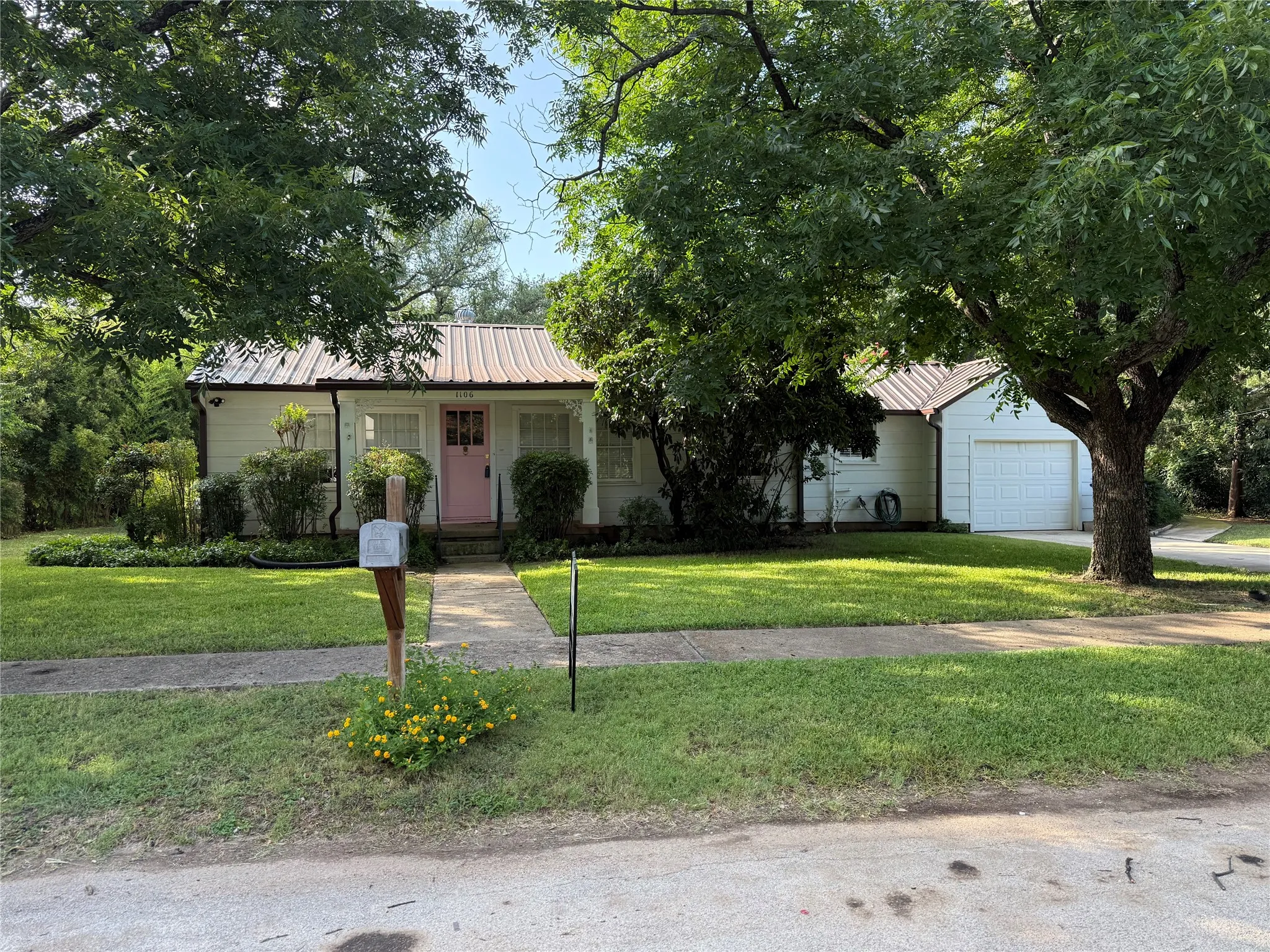 Single Family Residence For Sale in Brown County , 1106 Morris Street, Brownwood, Texas 76801, 3 Bedroom, 1 Bathroom, 1 Garage spaces, 1,146 Sqft, built in 1940, mls#21283577, Real Estate Agent in Brownwood, Homes For Sale in Brown county, Homes For Sale in Brownwood, Realtor in Brownwood Texas, Real Estate Brokerage Independent Realty Texas, Luminita Cordes Realtor