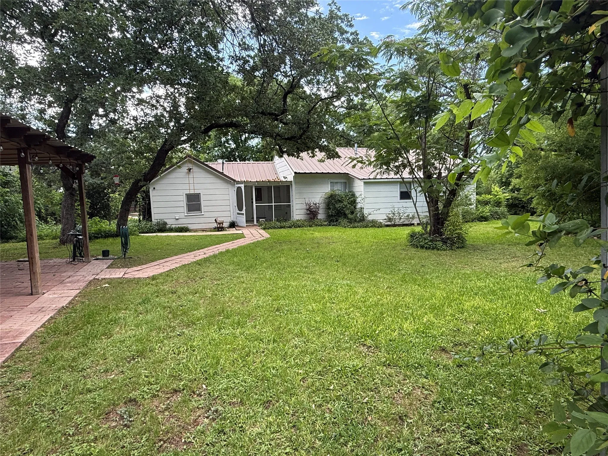 Single Family Residence For Sale in Brown County , 1106 Morris Street, Brownwood, Texas 76801, 3 Bedroom, 1 Bathroom, 1 Garage spaces, 1,146 Sqft, built in 1940, mls#21283577, Real Estate Agent in Brownwood, Homes For Sale in Brown county, Homes For Sale in Brownwood, Realtor in Brownwood Texas, Real Estate Brokerage Independent Realty Texas, Luminita Cordes Realtor