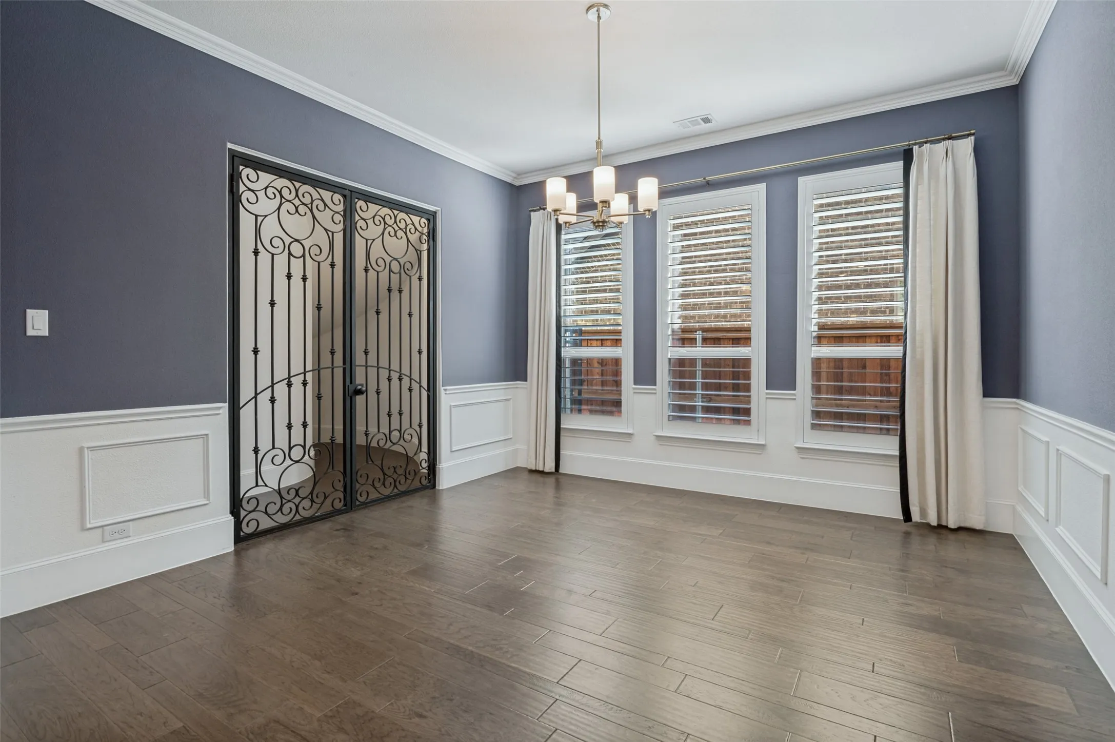 Dining room with wine bar