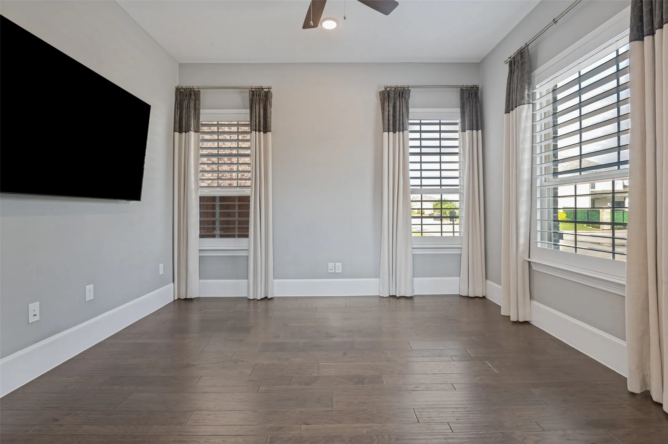 Single Family Residence For Sale in Tarrant County , 1328 Viridian Park Lane, Arlington, Texas 76005, 4 Bedroom, 4 Bathroom, 2 Garage spaces, 3,238 Sqft, built in 2017, mls#21282743, Real Estate Agent in Arlington, Homes For Sale in Tarrant county, Homes For Sale in Arlington, Realtor in Arlington Texas, Real Estate Brokerage Independent Realty Texas, Luminita Cordes Realtor
