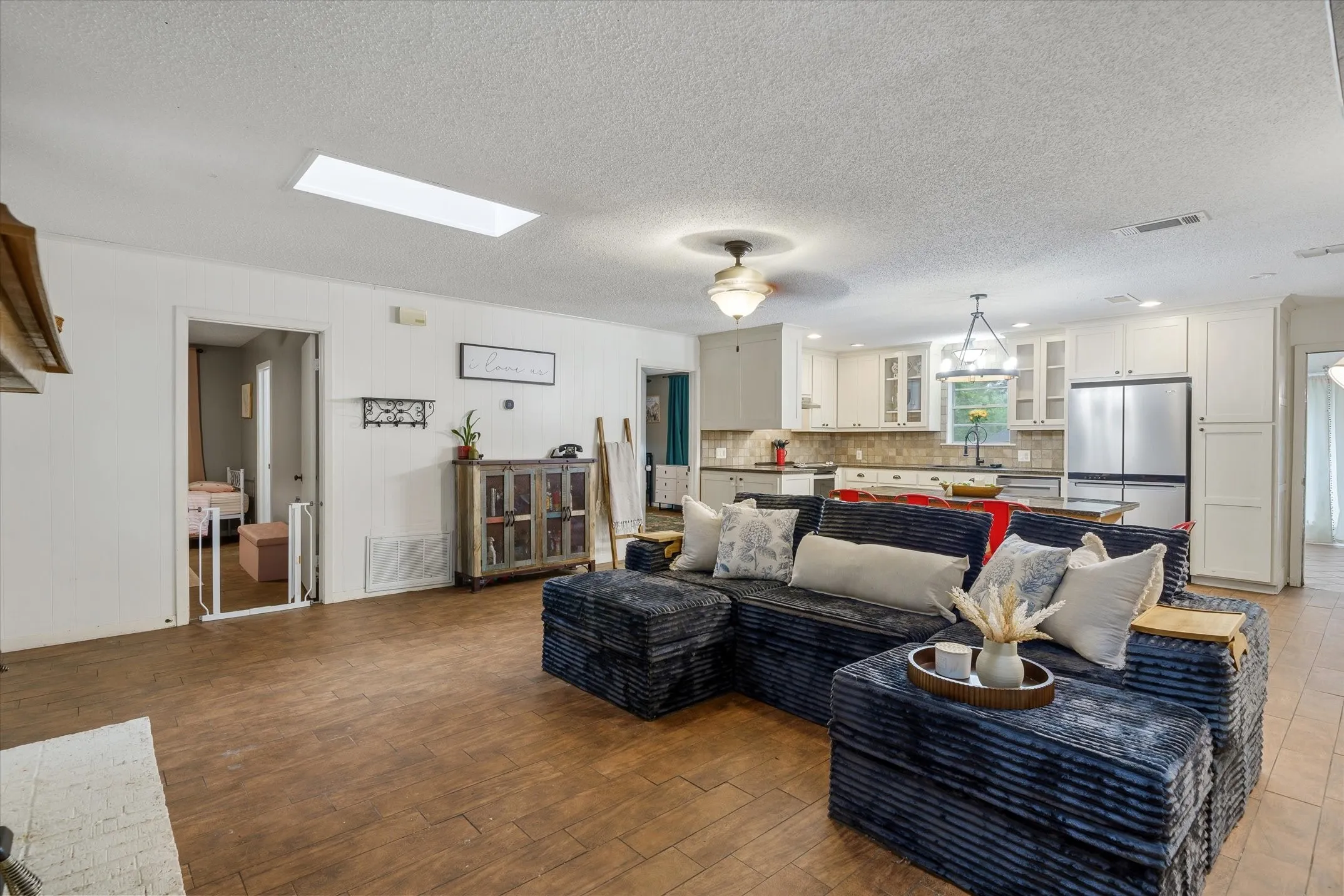 Single Family Residence For Sale in Smith County , 1522 Tanglewood Drive E, Hideaway, Texas 75771, 3 Bedroom, 2 Bathroom, Garage spaces, 2,254 Sqft, built in 1975, Price $300,000, mls#21280374, Real Estate Agent in Hideaway, Homes For Sale in Smith county, Homes For Sale in Hideaway, Realtor in Hideaway Texas, Real Estate Brokerage Independent Realty Texas, Luminita Cordes Realtor