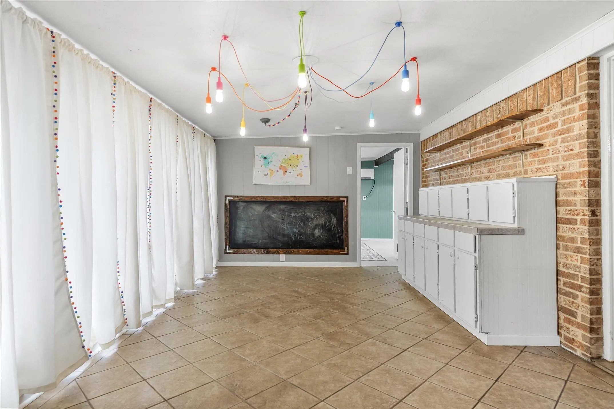 Single Family Residence For Sale in Smith County , 1522 Tanglewood Drive E, Hideaway, Texas 75771, 3 Bedroom, 2 Bathroom, Garage spaces, 2,254 Sqft, built in 1975, Price $300,000, mls#21280374, Real Estate Agent in Hideaway, Homes For Sale in Smith county, Homes For Sale in Hideaway, Realtor in Hideaway Texas, Real Estate Brokerage Independent Realty Texas, Luminita Cordes Realtor