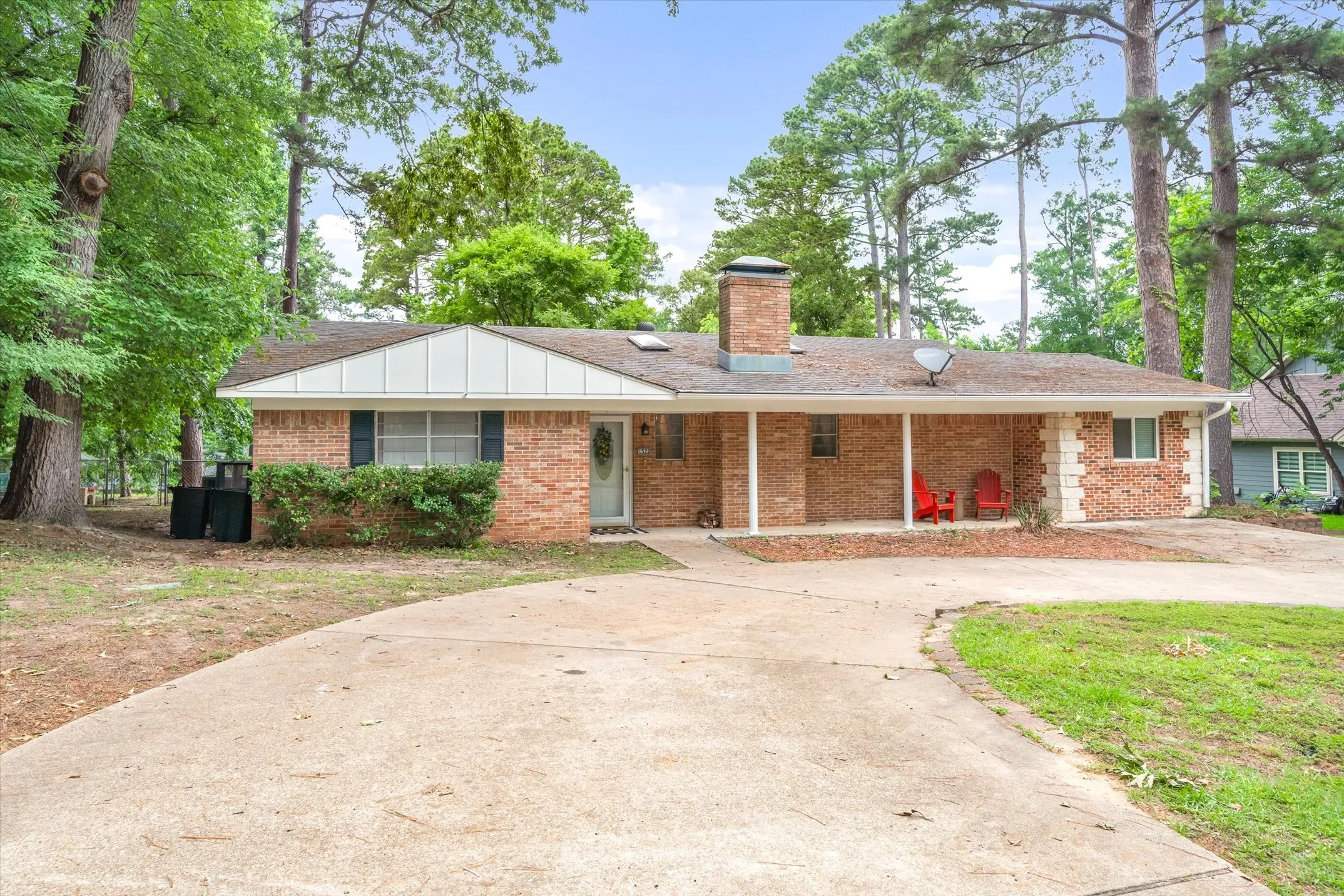 Single Family Residence For Sale in Smith County , 1522 Tanglewood Drive E, Hideaway, Texas 75771, 3 Bedroom, 2 Bathroom, Garage spaces, 2,254 Sqft, built in 1975, Price $300,000, mls#21280374, Real Estate Agent in Hideaway, Homes For Sale in Smith county, Homes For Sale in Hideaway, Realtor in Hideaway Texas, Real Estate Brokerage Independent Realty Texas, Luminita Cordes Realtor