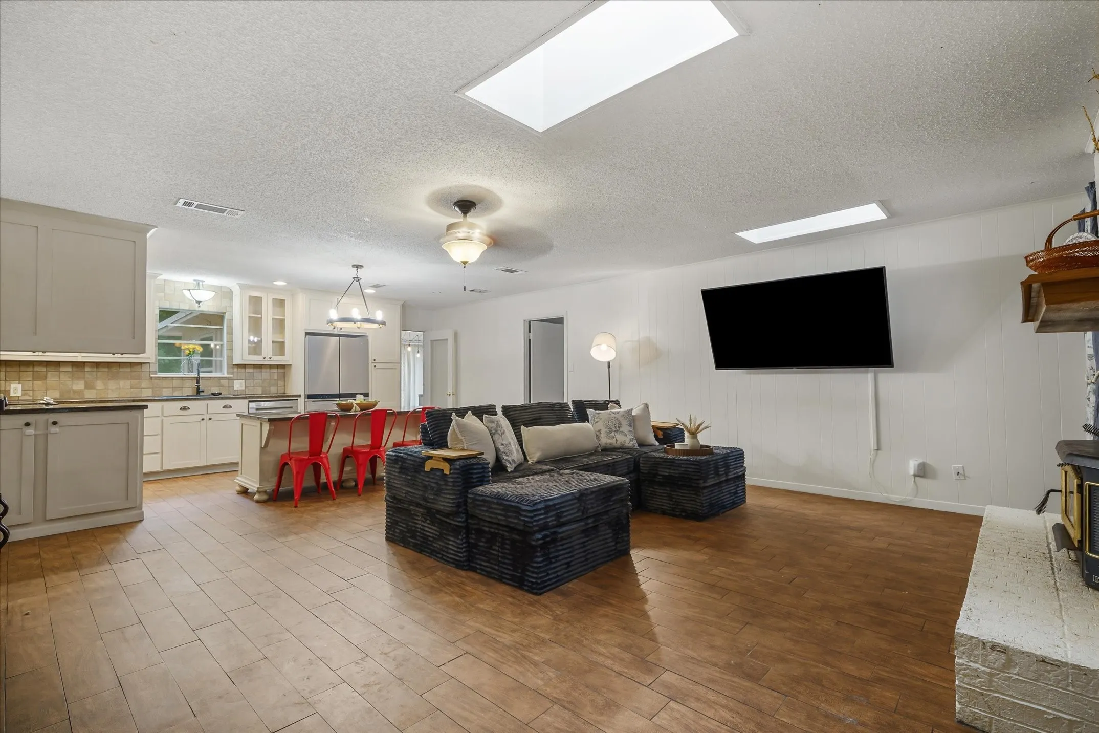 Single Family Residence For Sale in Smith County , 1522 Tanglewood Drive E, Hideaway, Texas 75771, 3 Bedroom, 2 Bathroom, Garage spaces, 2,254 Sqft, built in 1975, Price $300,000, mls#21280374, Real Estate Agent in Hideaway, Homes For Sale in Smith county, Homes For Sale in Hideaway, Realtor in Hideaway Texas, Real Estate Brokerage Independent Realty Texas, Luminita Cordes Realtor