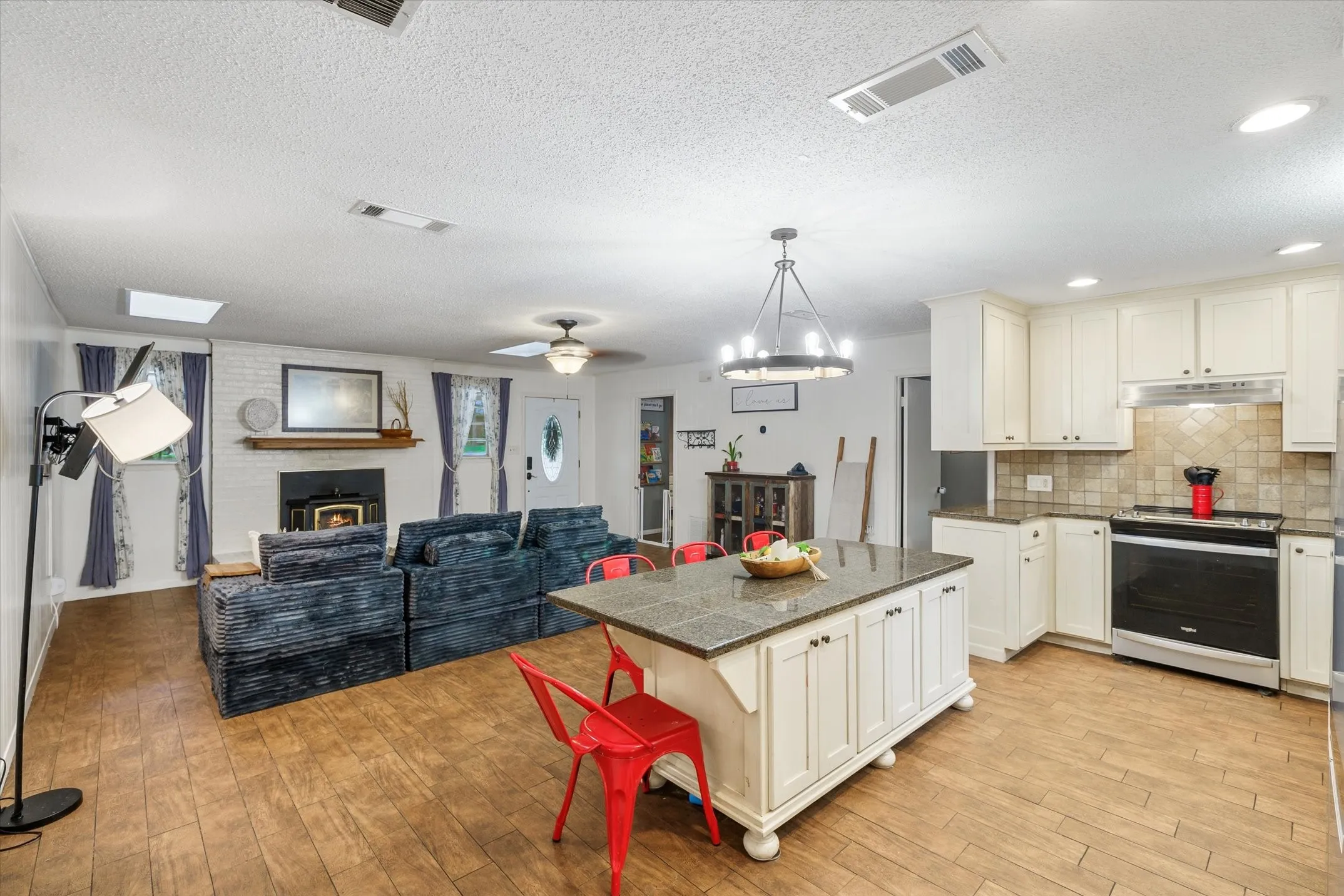 Single Family Residence For Sale in Smith County , 1522 Tanglewood Drive E, Hideaway, Texas 75771, 3 Bedroom, 2 Bathroom, Garage spaces, 2,254 Sqft, built in 1975, Price $300,000, mls#21280374, Real Estate Agent in Hideaway, Homes For Sale in Smith county, Homes For Sale in Hideaway, Realtor in Hideaway Texas, Real Estate Brokerage Independent Realty Texas, Luminita Cordes Realtor