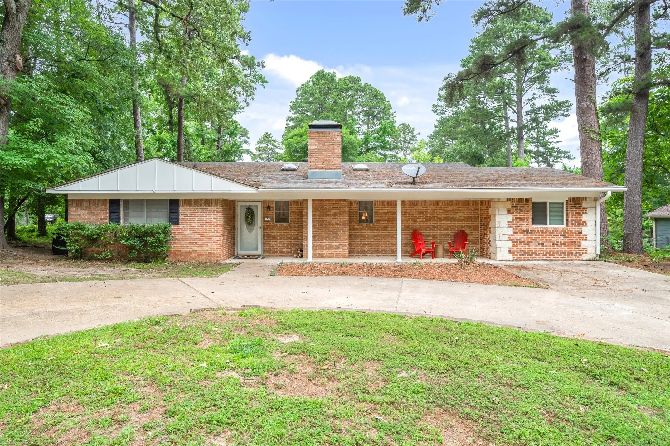 Single Family Residence For Sale in Smith County , 1522 Tanglewood Drive E, Hideaway, Texas 75771, 3 Bedroom, 2 Bathroom, Garage spaces, 2,254 Sqft, built in 1975, Price $300,000, mls#21280374, Real Estate Agent in Hideaway, Homes For Sale in Smith county, Homes For Sale in Hideaway, Realtor in Hideaway Texas, Real Estate Brokerage Independent Realty Texas, Luminita Cordes Realtor