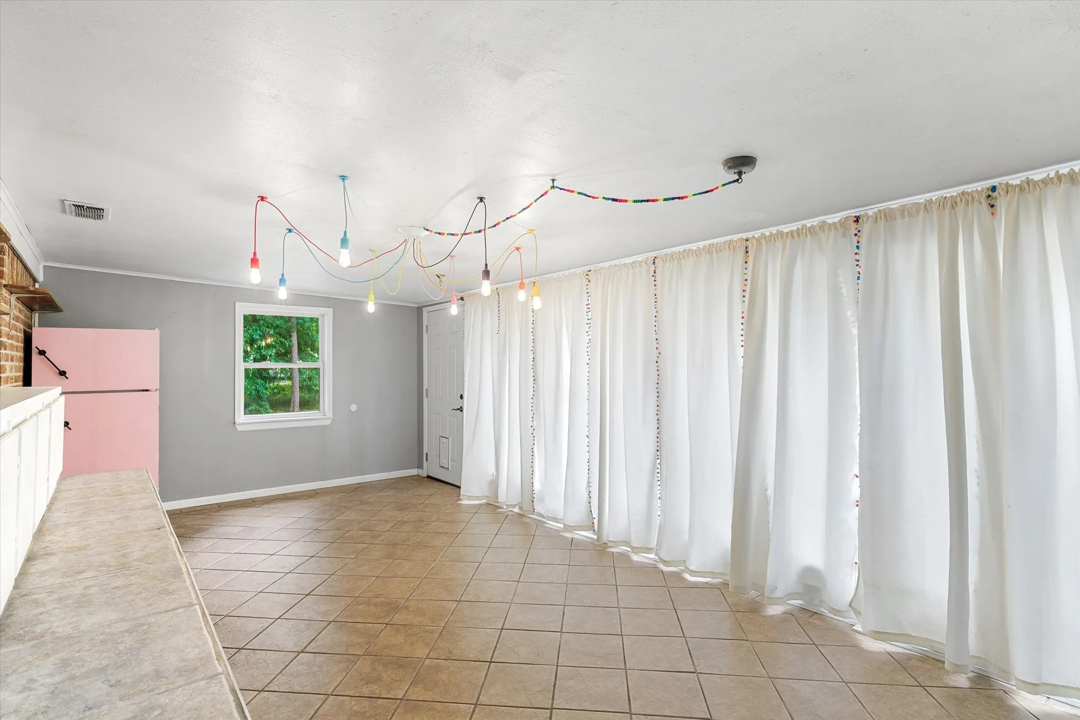 Single Family Residence For Sale in Smith County , 1522 Tanglewood Drive E, Hideaway, Texas 75771, 3 Bedroom, 2 Bathroom, Garage spaces, 2,254 Sqft, built in 1975, Price $300,000, mls#21280374, Real Estate Agent in Hideaway, Homes For Sale in Smith county, Homes For Sale in Hideaway, Realtor in Hideaway Texas, Real Estate Brokerage Independent Realty Texas, Luminita Cordes Realtor