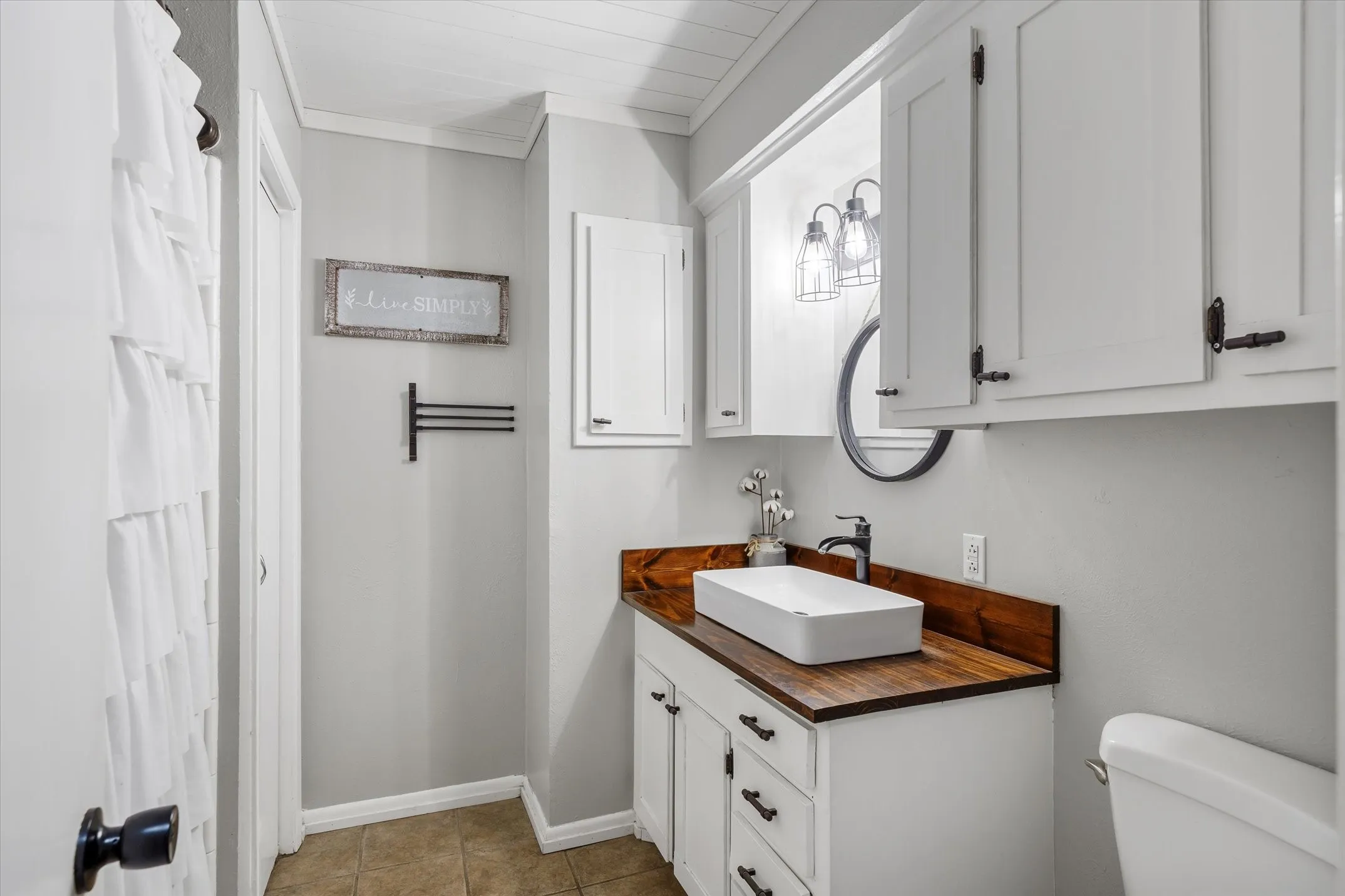 Single Family Residence For Sale in Smith County , 1522 Tanglewood Drive E, Hideaway, Texas 75771, 3 Bedroom, 2 Bathroom, Garage spaces, 2,254 Sqft, built in 1975, Price $300,000, mls#21280374, Real Estate Agent in Hideaway, Homes For Sale in Smith county, Homes For Sale in Hideaway, Realtor in Hideaway Texas, Real Estate Brokerage Independent Realty Texas, Luminita Cordes Realtor