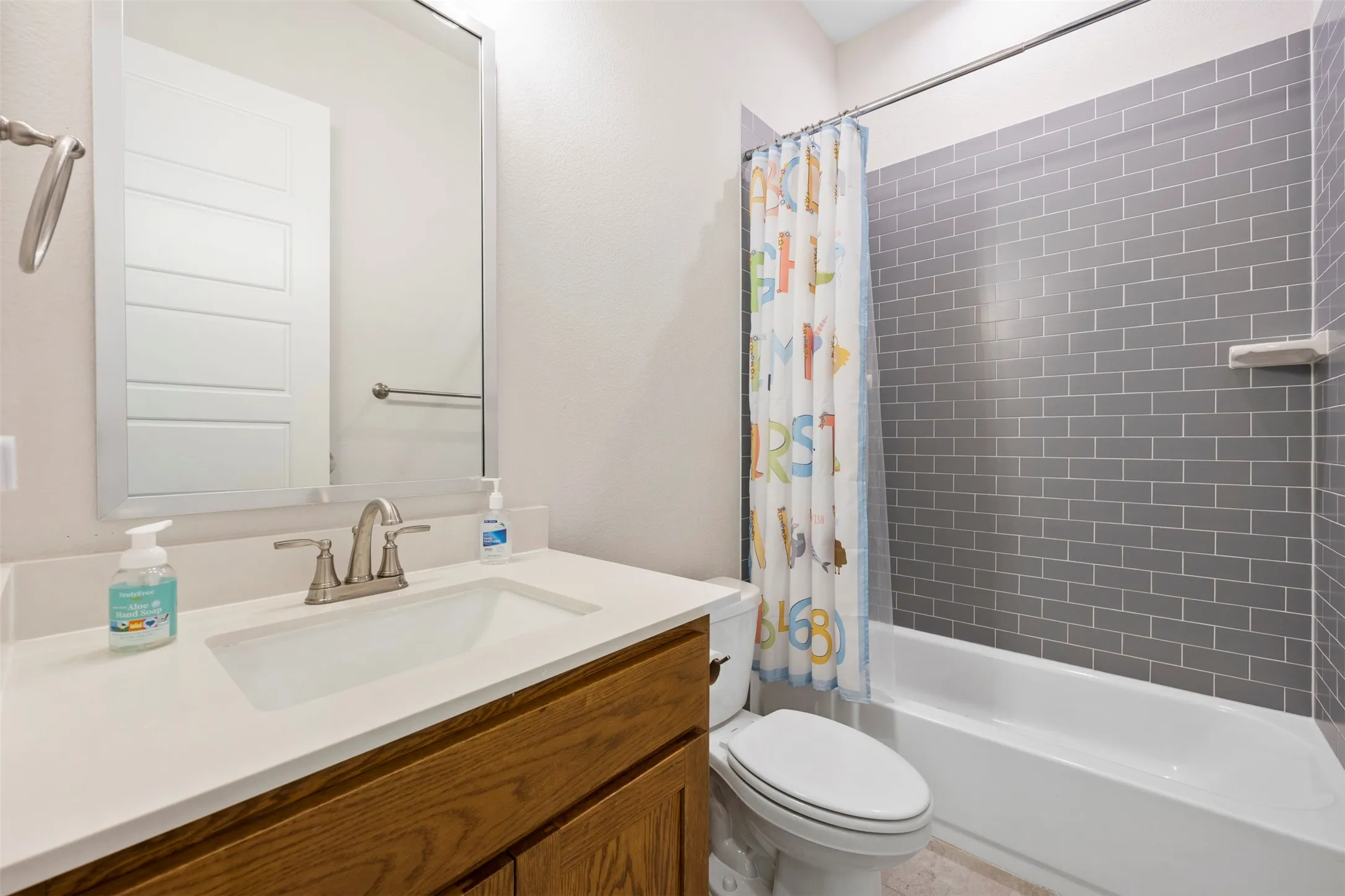 Single Family Residence For Sale in Ellis County , 20 Ellis Oak Court, Waxahachie, Texas 75167, 4 Bedroom, 3 Bathroom, 4 Garage spaces, 3,208 Sqft, built in 2021, mls#21280783, Real Estate Agent in Waxahachie, Homes For Sale in Ellis county, Homes For Sale in Waxahachie, Realtor in Waxahachie Texas, Real Estate Brokerage Independent Realty Texas, Luminita Cordes Realtor