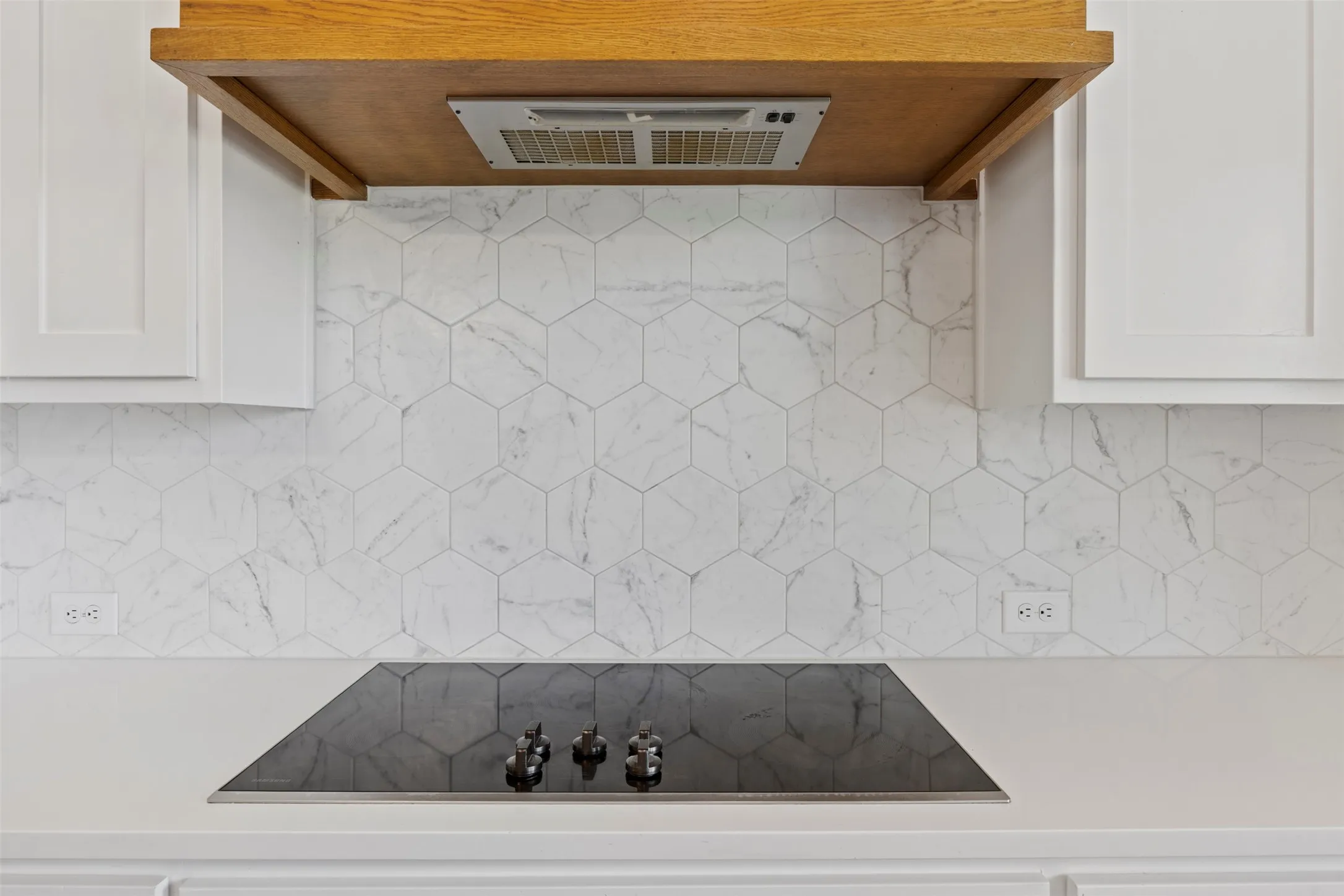 Bright and Neutral Backsplash
