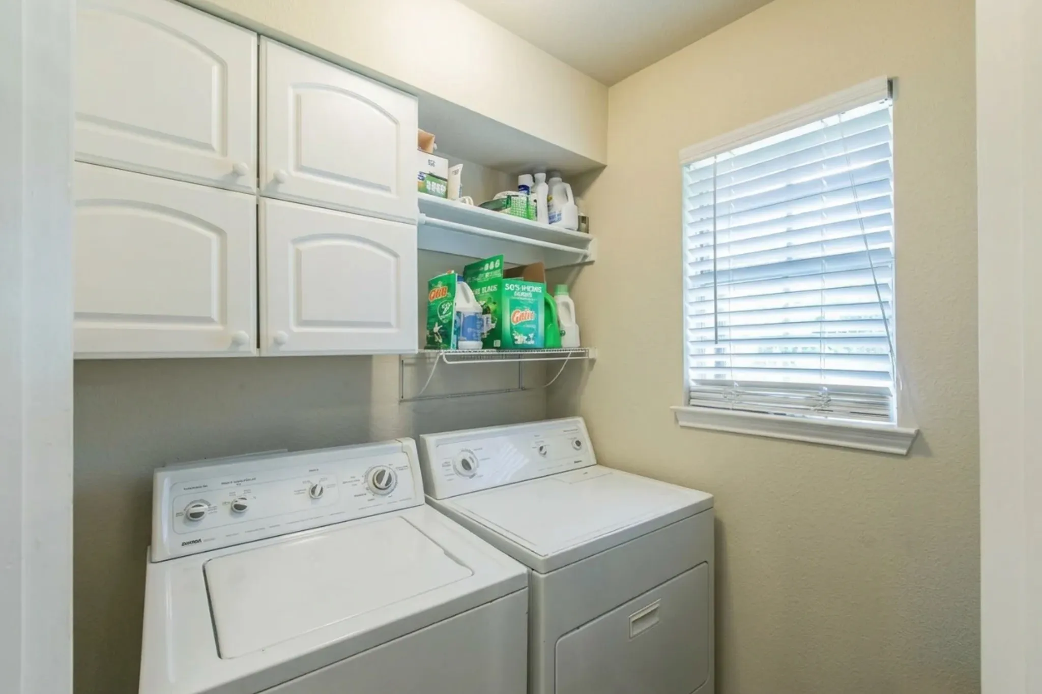 Single Family Residence For Sale in Denton County , 4722 Bayberry Street, Flower Mound, Texas 75028, 3 Bedroom, 3 Bathroom, 2 Garage spaces, 1,918 Sqft, built in 1996, mls#21282713, Real Estate Agent in Flower Mound, Homes For Sale in Denton county, Homes For Sale in Flower Mound, Realtor in Flower Mound Texas, Real Estate Brokerage Independent Realty Texas, Luminita Cordes Realtor