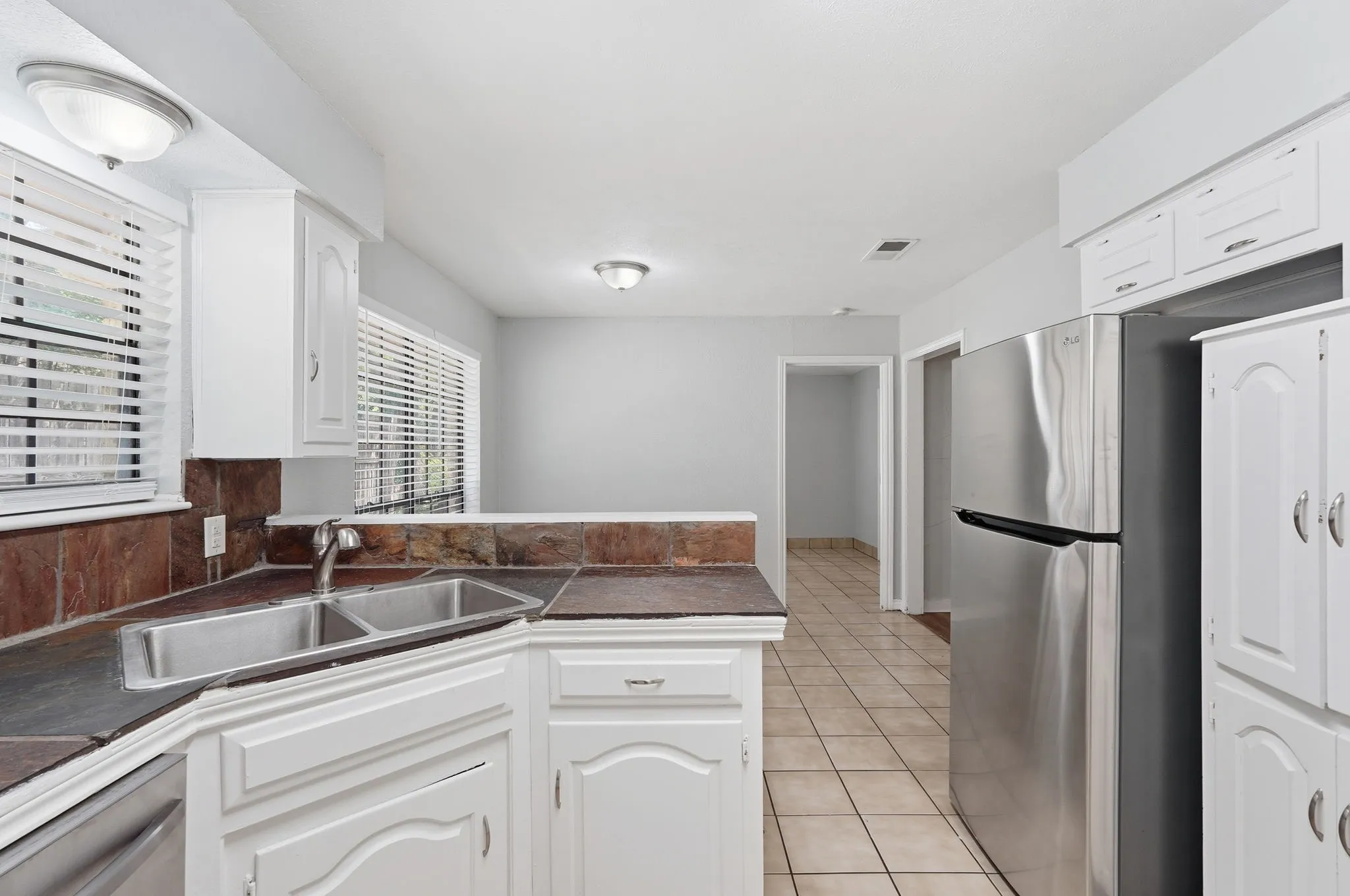 Single Family Residence For Sale in Denton County , 1500 Sandy Creek Drive, Denton, Texas 76205, 3 Bedroom, 2 Bathroom, 2 Garage spaces, 2,025 Sqft, built in 1974, mls#21271673, Real Estate Agent in Denton, Homes For Sale in Denton county, Homes For Sale in Denton, Realtor in Denton Texas, Real Estate Brokerage Independent Realty Texas, Luminita Cordes Realtor
