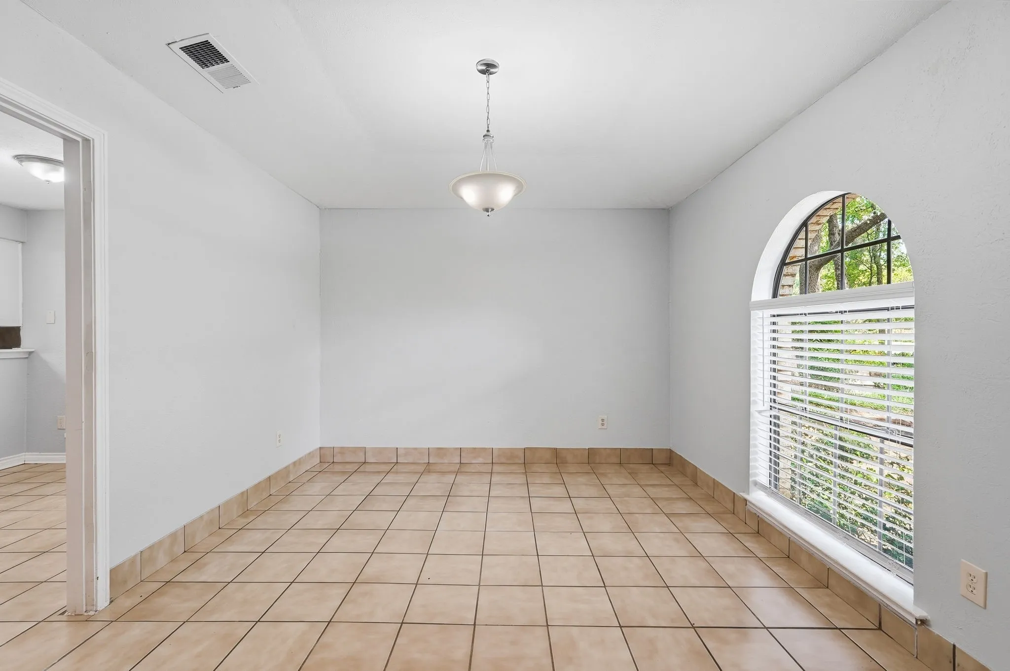 Single Family Residence For Sale in Denton County , 1500 Sandy Creek Drive, Denton, Texas 76205, 3 Bedroom, 2 Bathroom, 2 Garage spaces, 2,025 Sqft, built in 1974, mls#21271673, Real Estate Agent in Denton, Homes For Sale in Denton county, Homes For Sale in Denton, Realtor in Denton Texas, Real Estate Brokerage Independent Realty Texas, Luminita Cordes Realtor