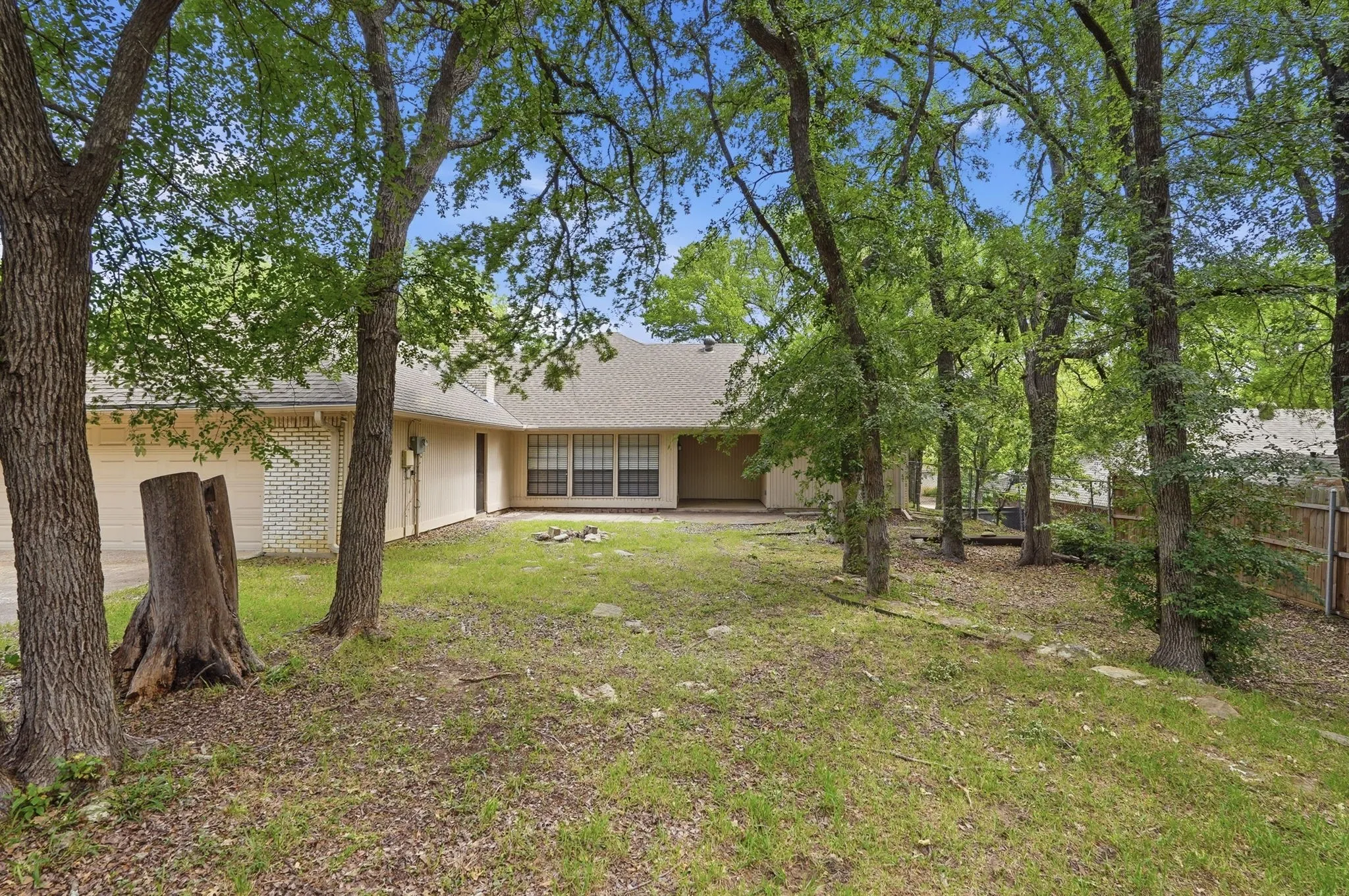 Single Family Residence For Sale in Denton County , 1500 Sandy Creek Drive, Denton, Texas 76205, 3 Bedroom, 2 Bathroom, 2 Garage spaces, 2,025 Sqft, built in 1974, mls#21271673, Real Estate Agent in Denton, Homes For Sale in Denton county, Homes For Sale in Denton, Realtor in Denton Texas, Real Estate Brokerage Independent Realty Texas, Luminita Cordes Realtor