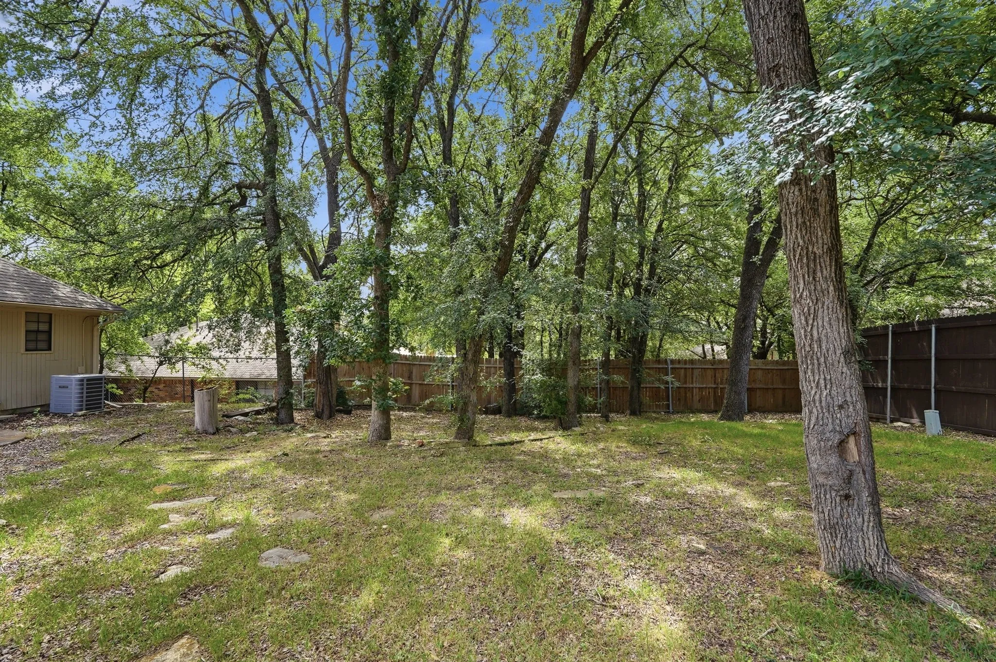 Single Family Residence For Sale in Denton County , 1500 Sandy Creek Drive, Denton, Texas 76205, 3 Bedroom, 2 Bathroom, 2 Garage spaces, 2,025 Sqft, built in 1974, mls#21271673, Real Estate Agent in Denton, Homes For Sale in Denton county, Homes For Sale in Denton, Realtor in Denton Texas, Real Estate Brokerage Independent Realty Texas, Luminita Cordes Realtor
