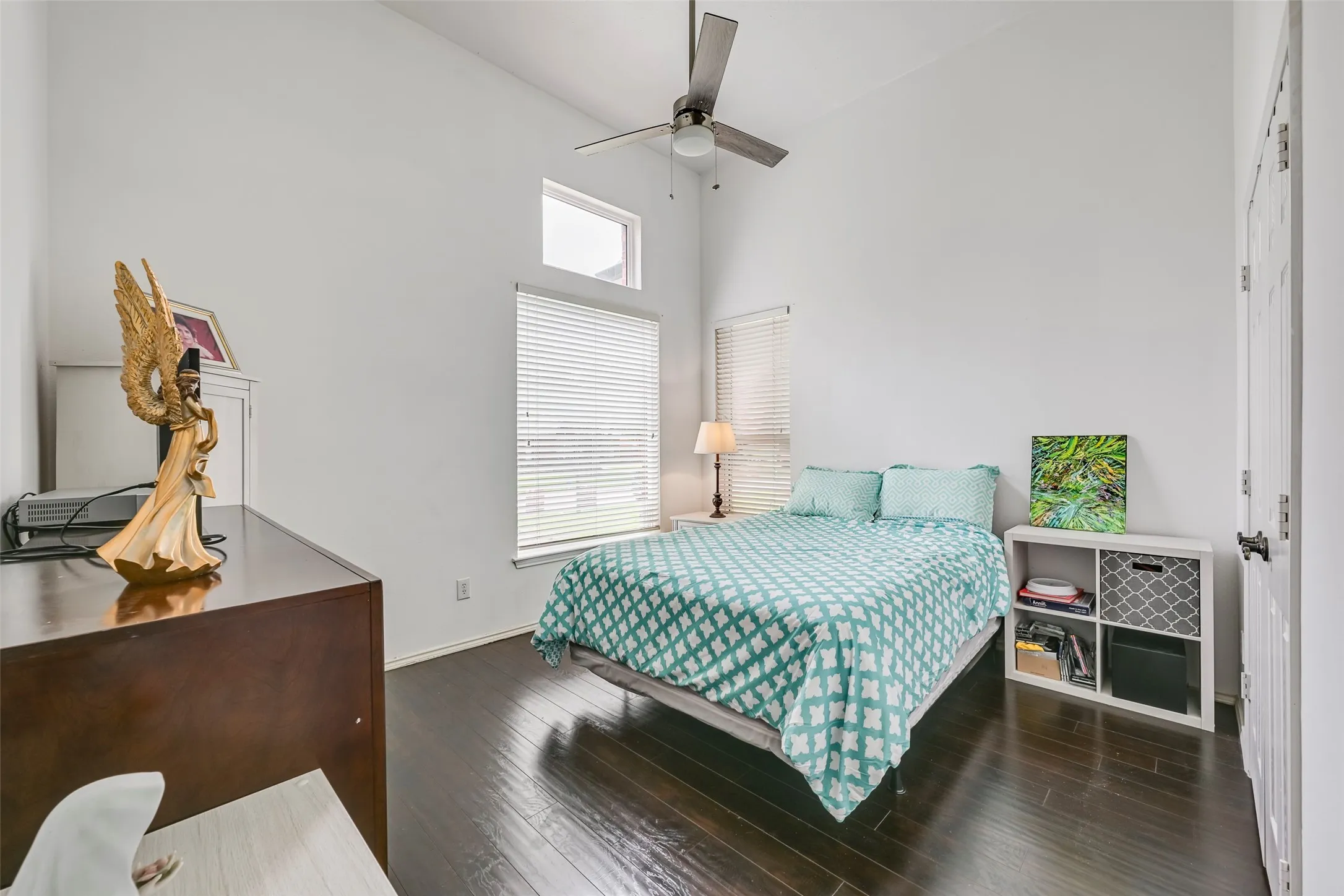 Vaulted ceiling featuring a ceiling fan, dark wood-finish flooring, and white walls