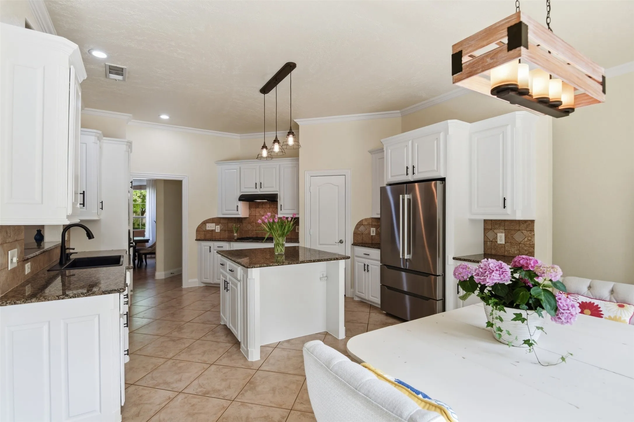 Single Family Residence For Sale in Tarrant County , 4000 Felps Drive, Colleyville, Texas 76034, 3 Bedroom, 3 Bathroom, 2 Garage spaces, 2,185 Sqft, built in 2004, mls#21282472, Real Estate Agent in Colleyville, Homes For Sale in Tarrant county, Homes For Sale in Colleyville, Realtor in Colleyville Texas, Real Estate Brokerage Independent Realty Texas, Luminita Cordes Realtor