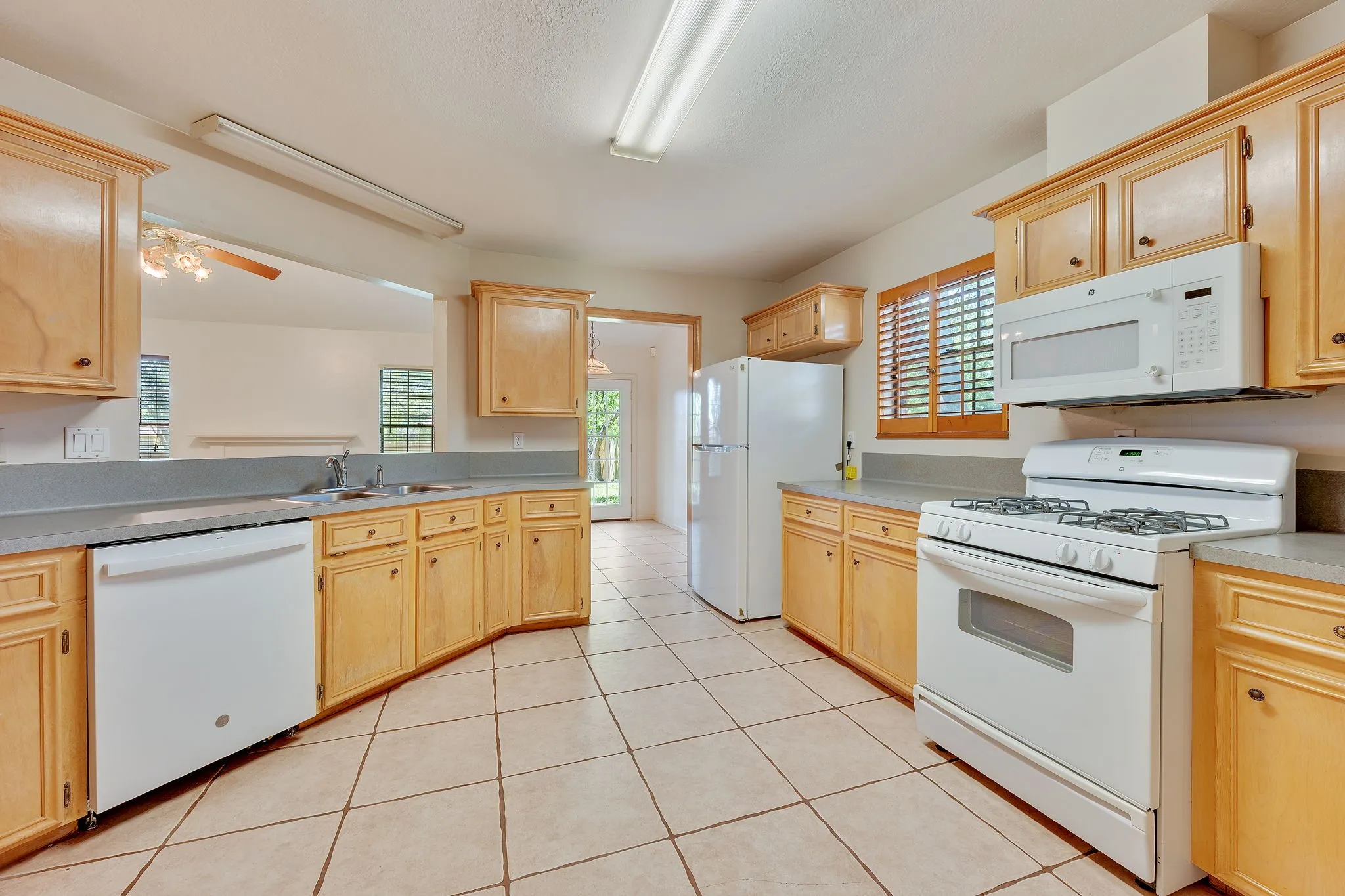 Single Family Residence For Sale in Brazos County , 2007 Sandalwood Lane, Bryan, Texas 77807, 3 Bedroom, 2 Bathroom, 2 Garage spaces, 1,373 Sqft, built in 1987, mls#21283000, Real Estate Agent in Bryan, Homes For Sale in Brazos county, Homes For Sale in Bryan, Realtor in Bryan Texas, Real Estate Brokerage Independent Realty Texas, Luminita Cordes Realtor