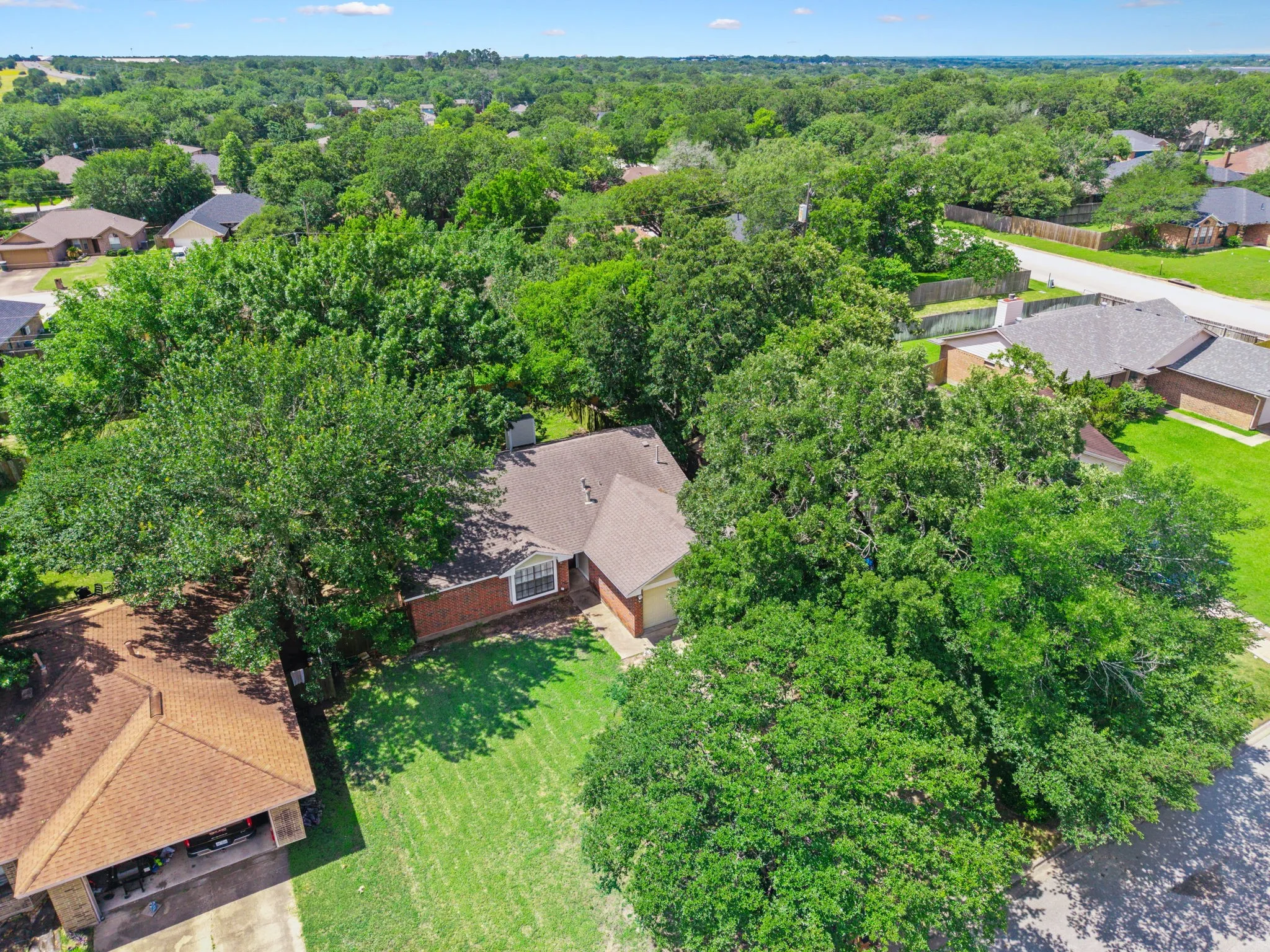 Single Family Residence For Sale in Brazos County , 2007 Sandalwood Lane, Bryan, Texas 77807, 3 Bedroom, 2 Bathroom, 2 Garage spaces, 1,373 Sqft, built in 1987, mls#21283000, Real Estate Agent in Bryan, Homes For Sale in Brazos county, Homes For Sale in Bryan, Realtor in Bryan Texas, Real Estate Brokerage Independent Realty Texas, Luminita Cordes Realtor