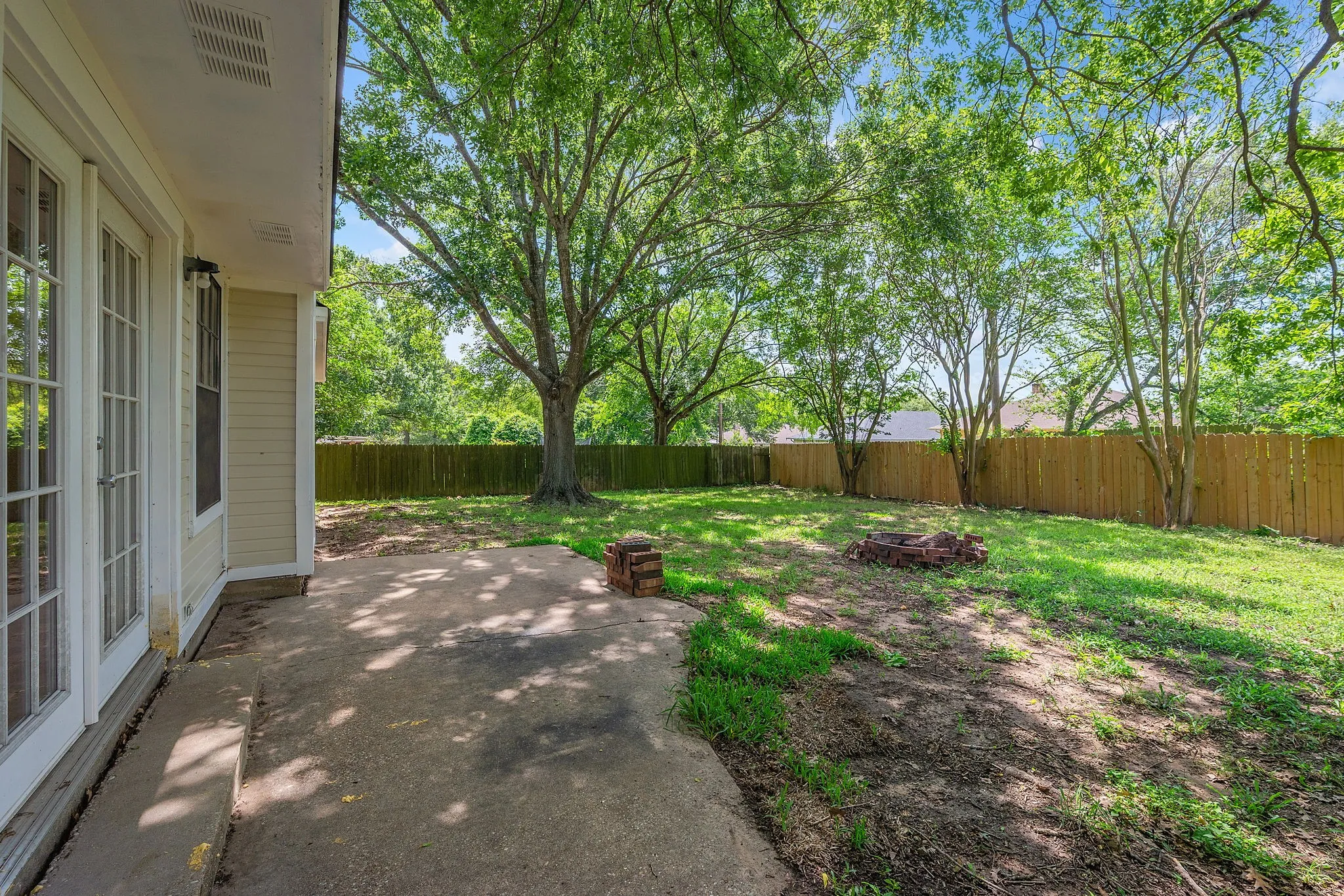 Single Family Residence For Sale in Brazos County , 2007 Sandalwood Lane, Bryan, Texas 77807, 3 Bedroom, 2 Bathroom, 2 Garage spaces, 1,373 Sqft, built in 1987, mls#21283000, Real Estate Agent in Bryan, Homes For Sale in Brazos county, Homes For Sale in Bryan, Realtor in Bryan Texas, Real Estate Brokerage Independent Realty Texas, Luminita Cordes Realtor
