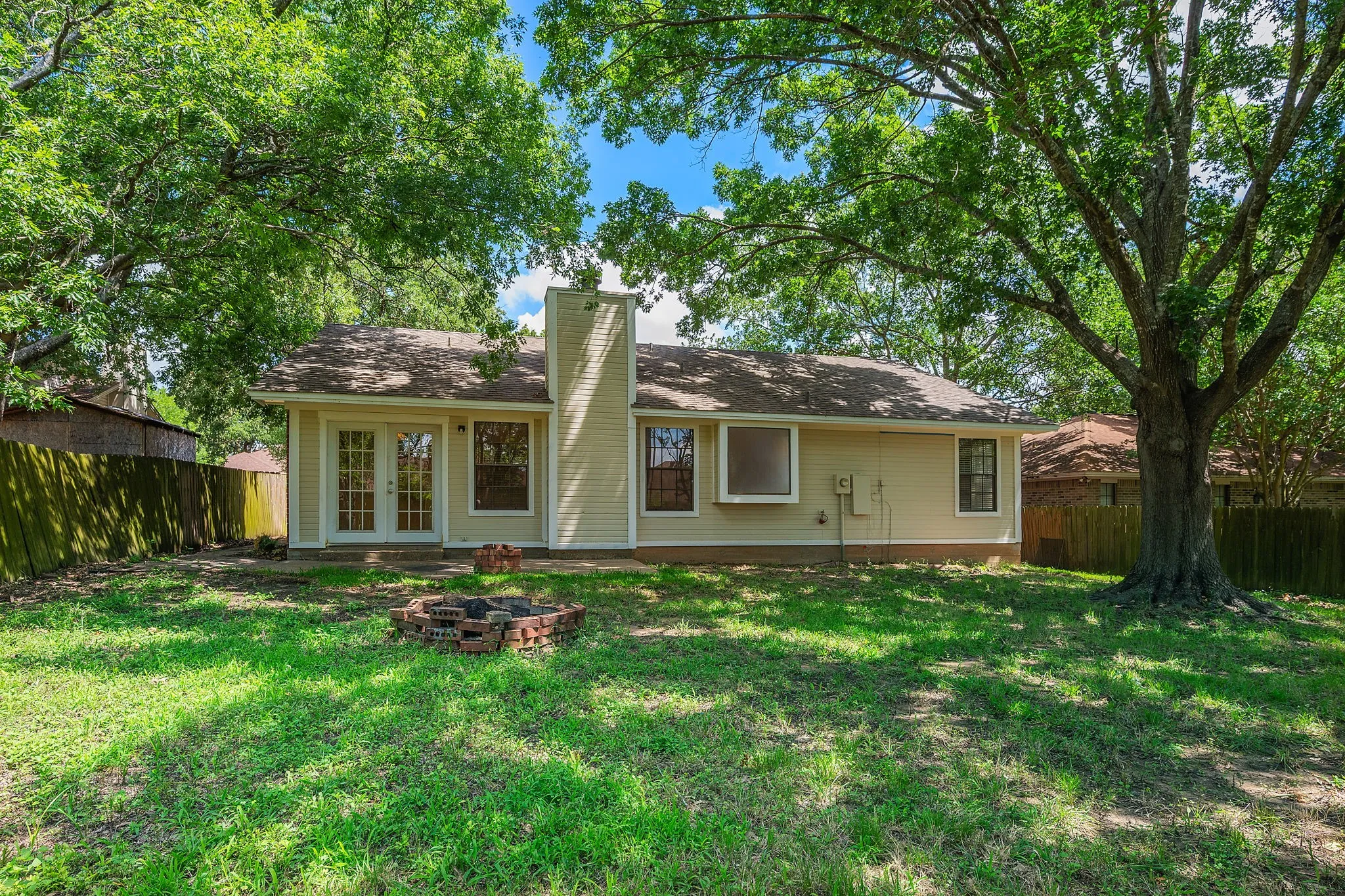 Single Family Residence For Sale in Brazos County , 2007 Sandalwood Lane, Bryan, Texas 77807, 3 Bedroom, 2 Bathroom, 2 Garage spaces, 1,373 Sqft, built in 1987, mls#21283000, Real Estate Agent in Bryan, Homes For Sale in Brazos county, Homes For Sale in Bryan, Realtor in Bryan Texas, Real Estate Brokerage Independent Realty Texas, Luminita Cordes Realtor